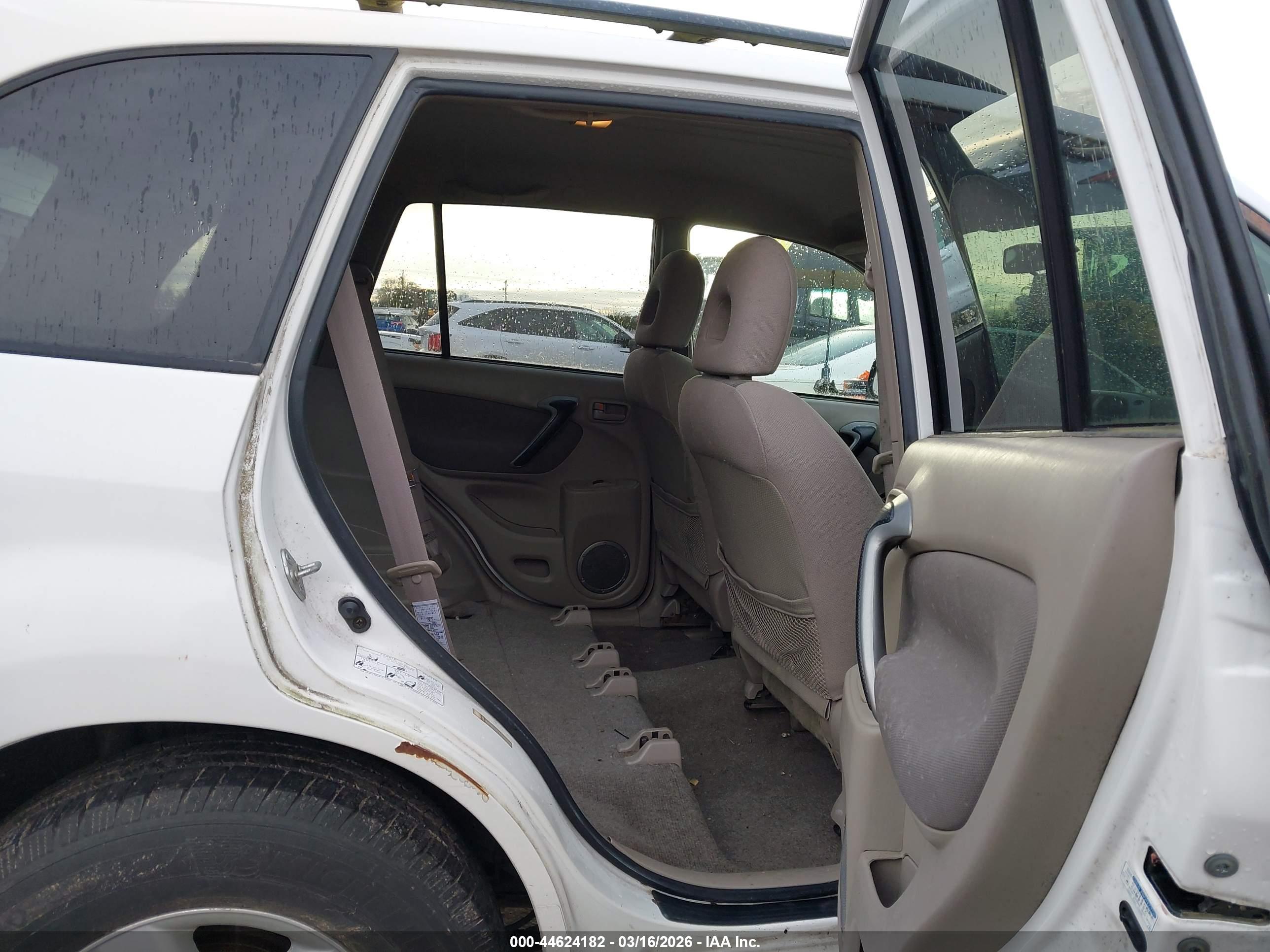 TOYOTA RAV4 image 8