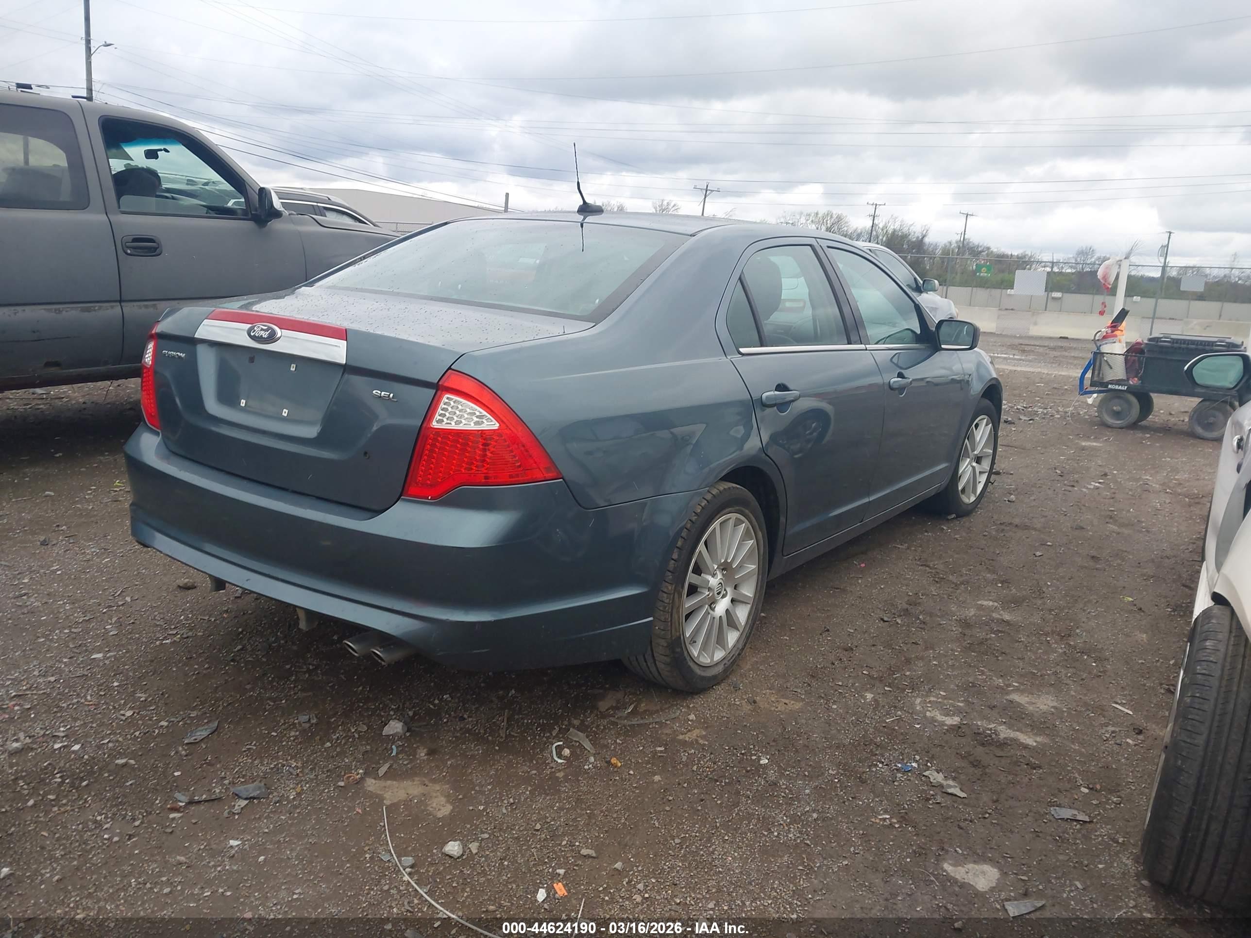 FORD FUSION image 4