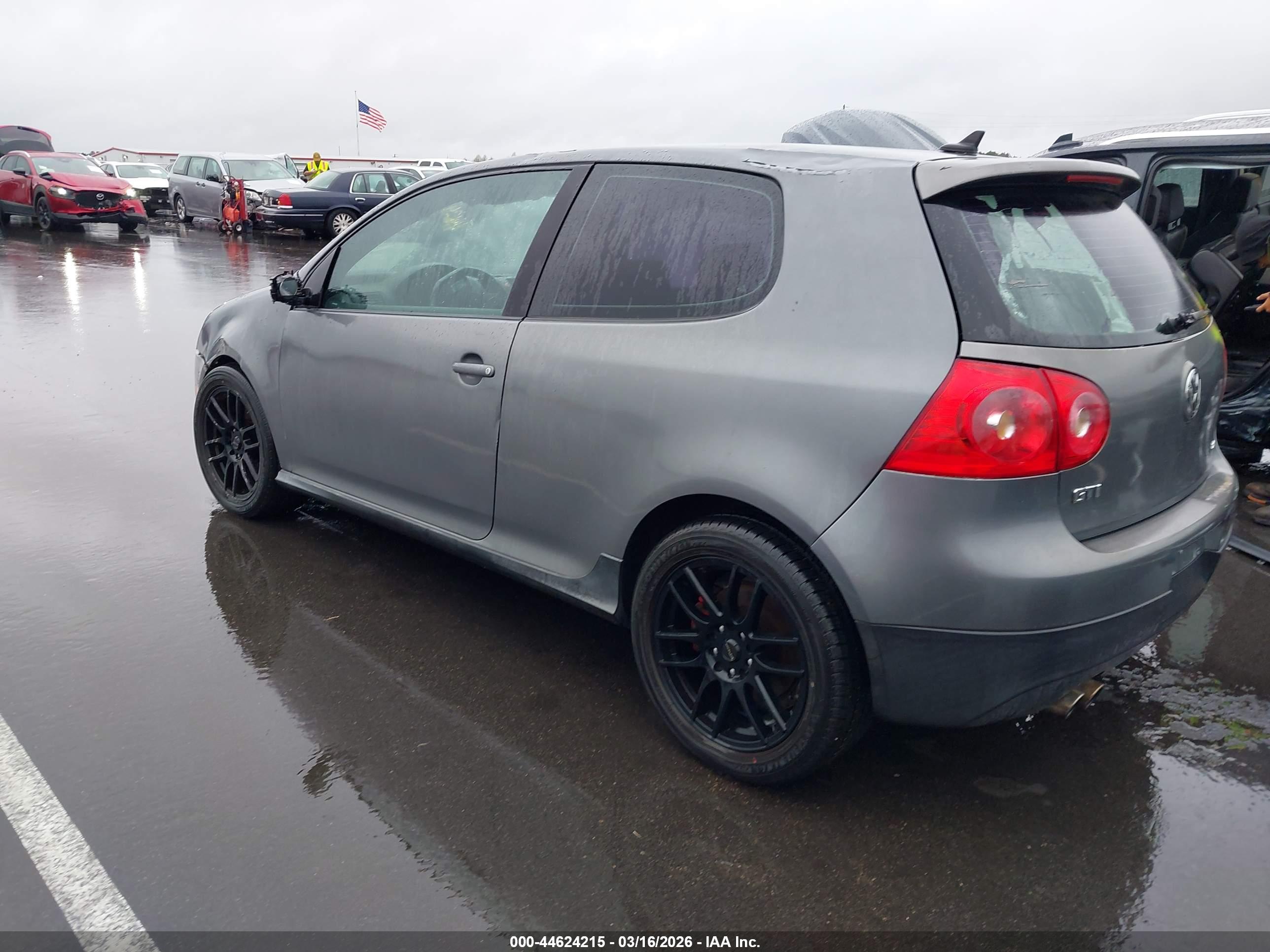 VOLKSWAGEN GTI image 3