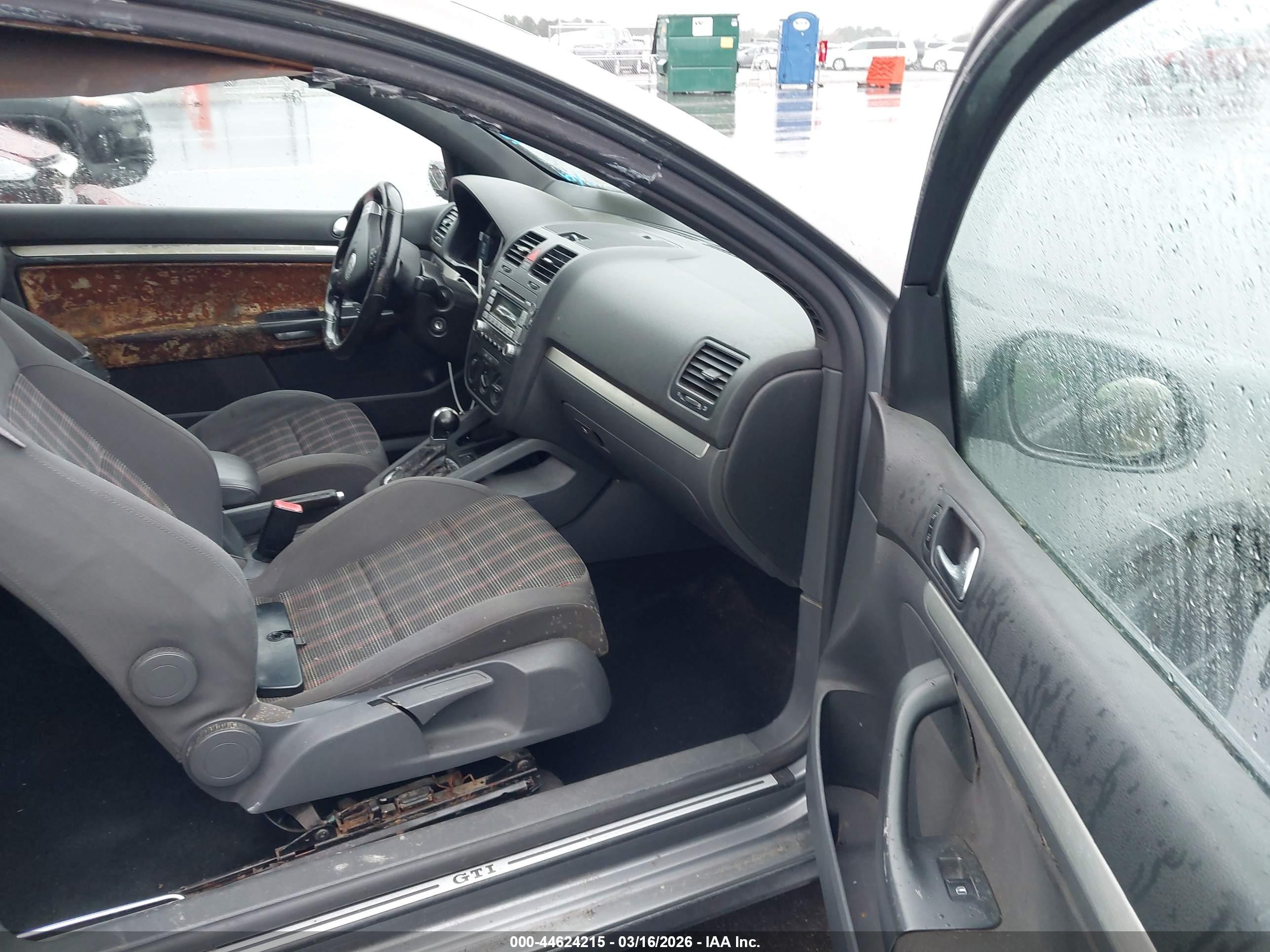 VOLKSWAGEN GTI image 5