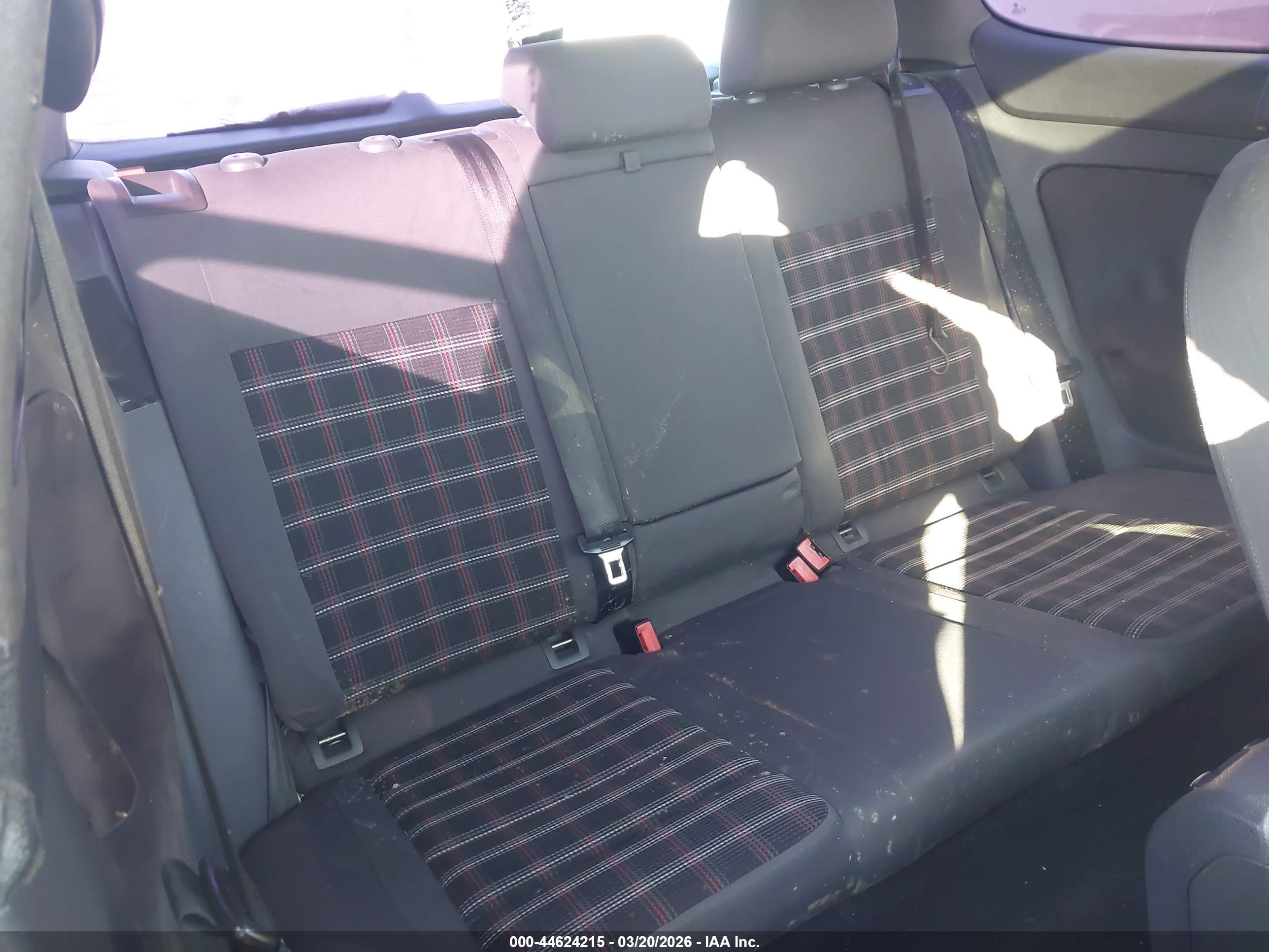 VOLKSWAGEN GTI image 8