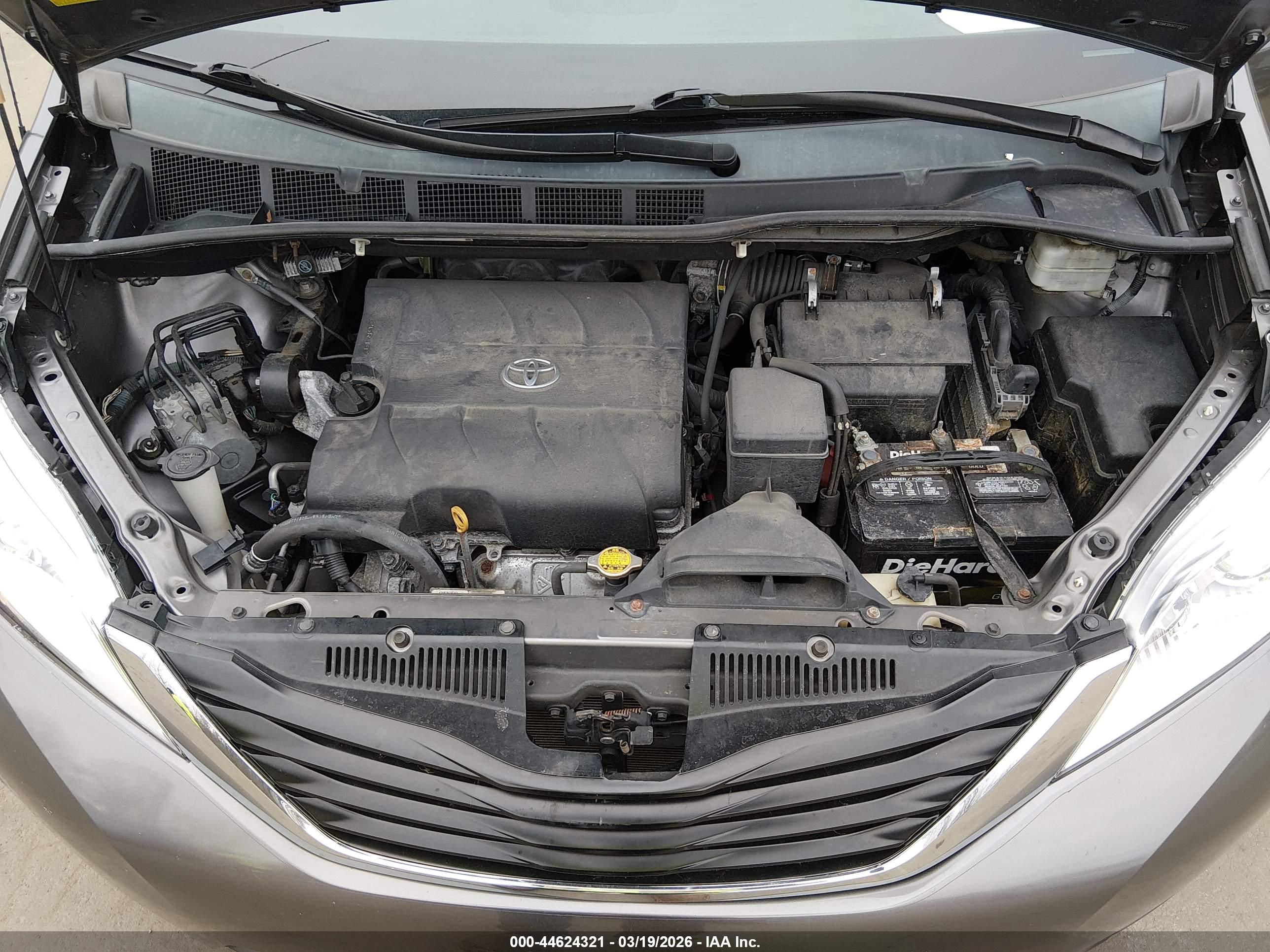 TOYOTA SIENNA image 10