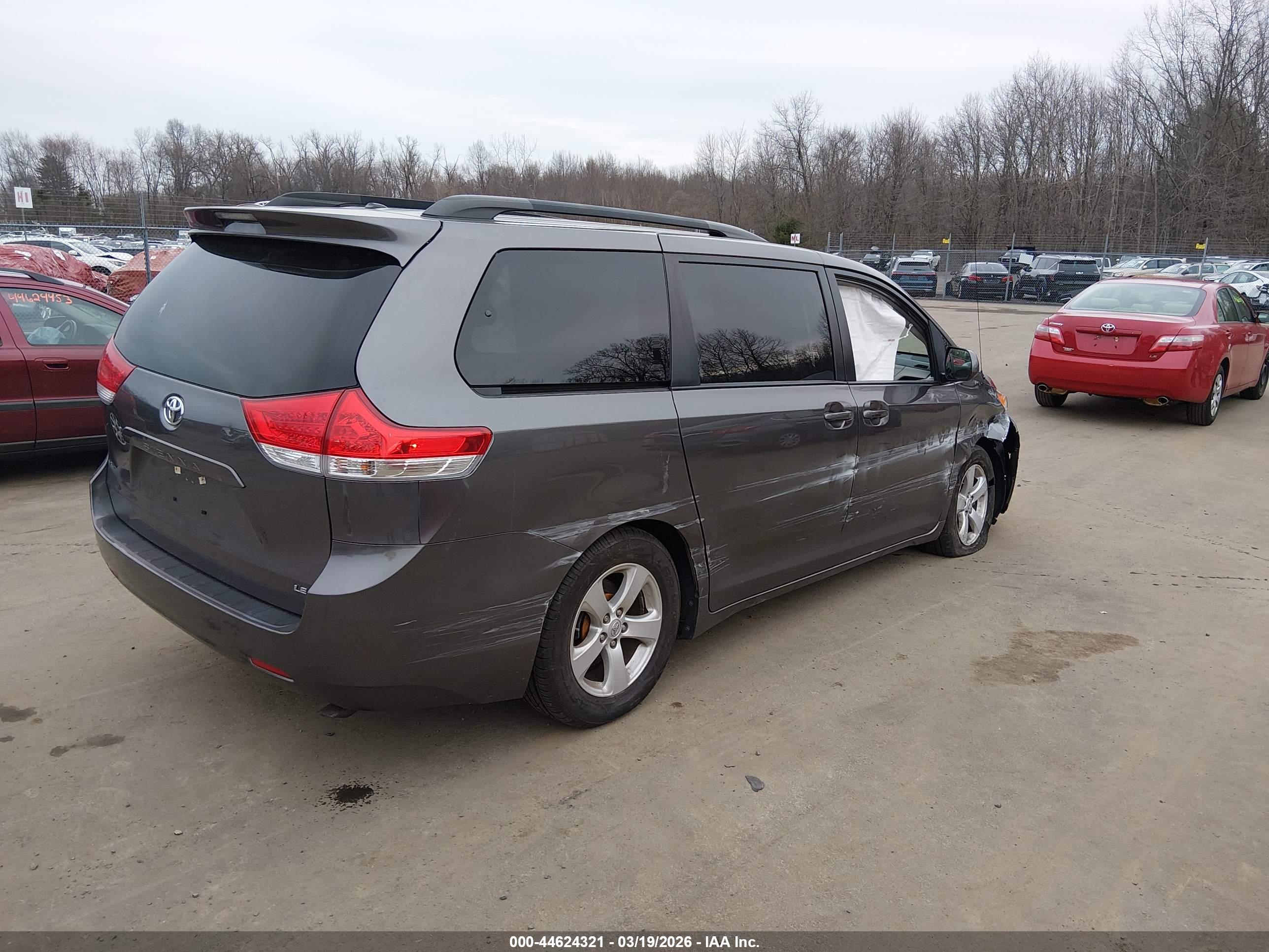 TOYOTA SIENNA image 4