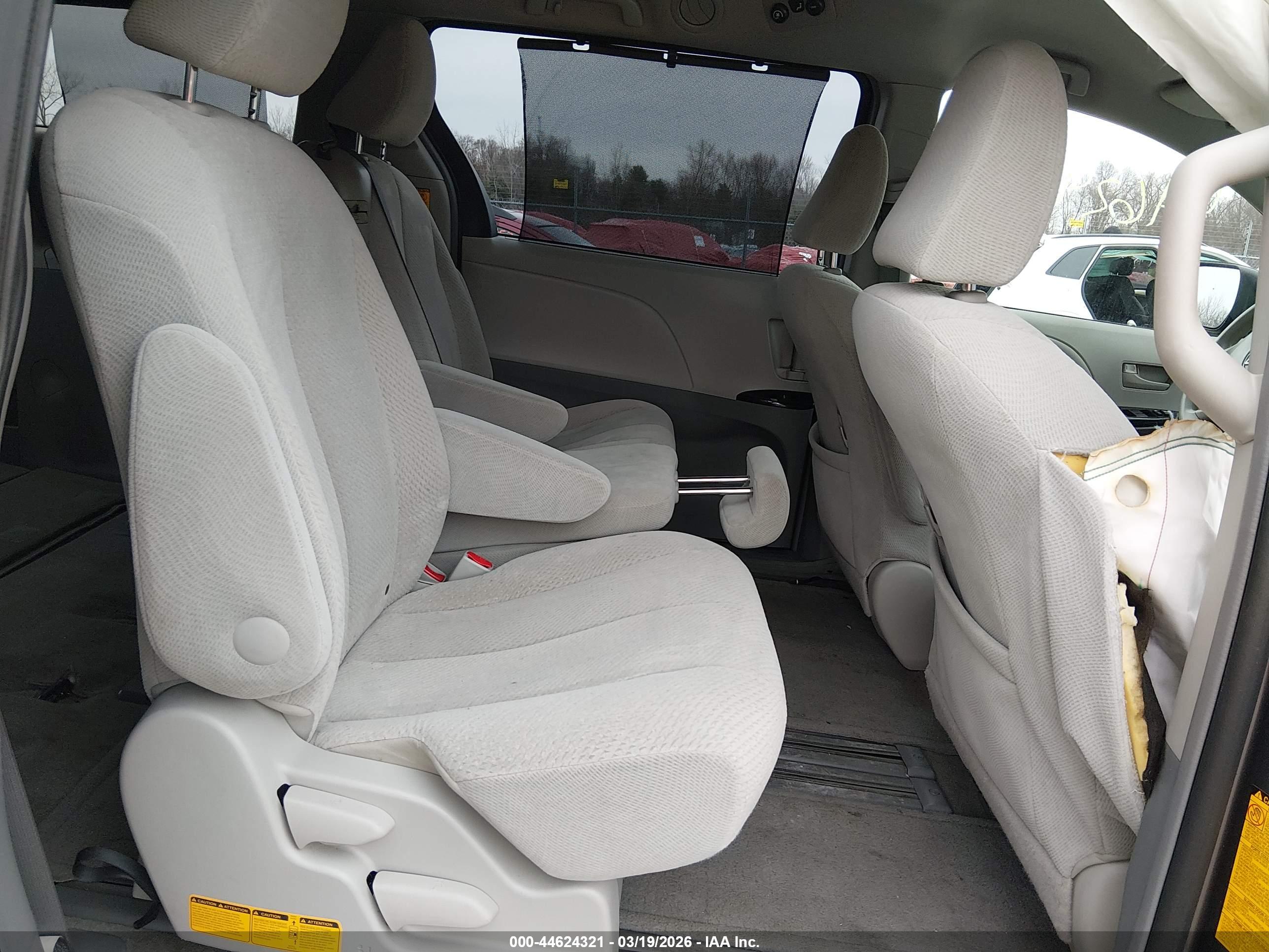 TOYOTA SIENNA image 8
