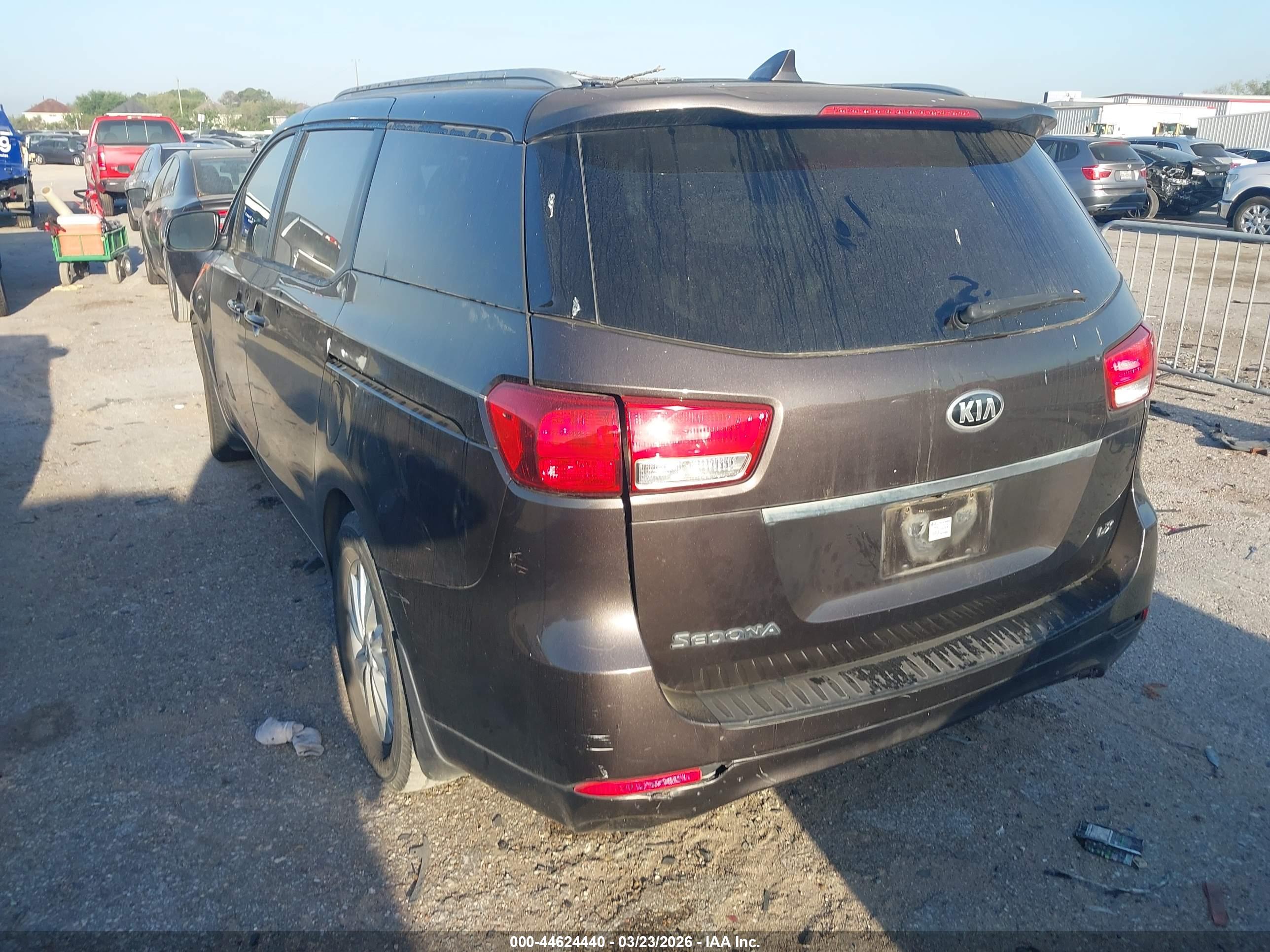 KIA SEDONA image 3
