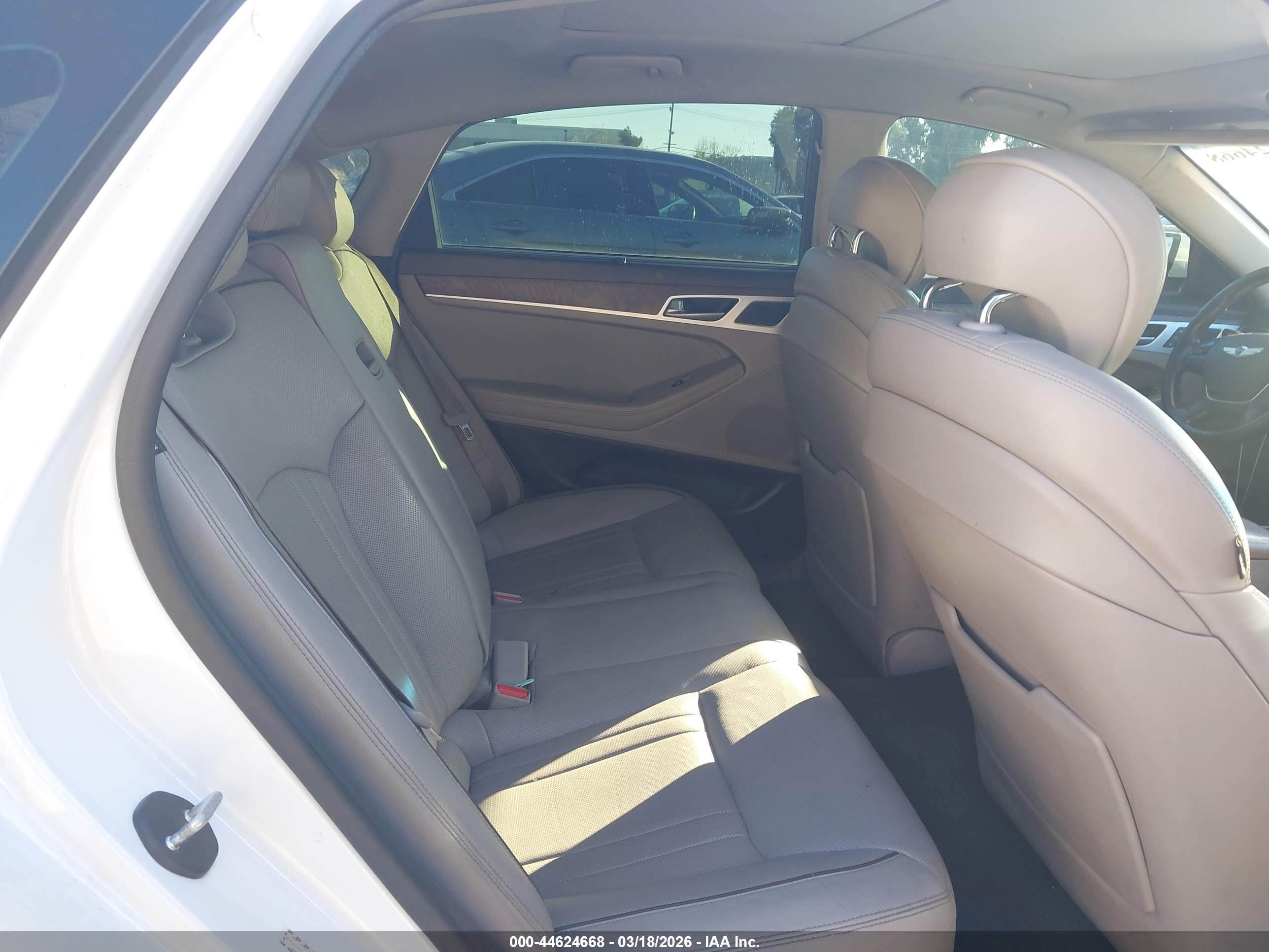 HYUNDAI GENESIS image 8