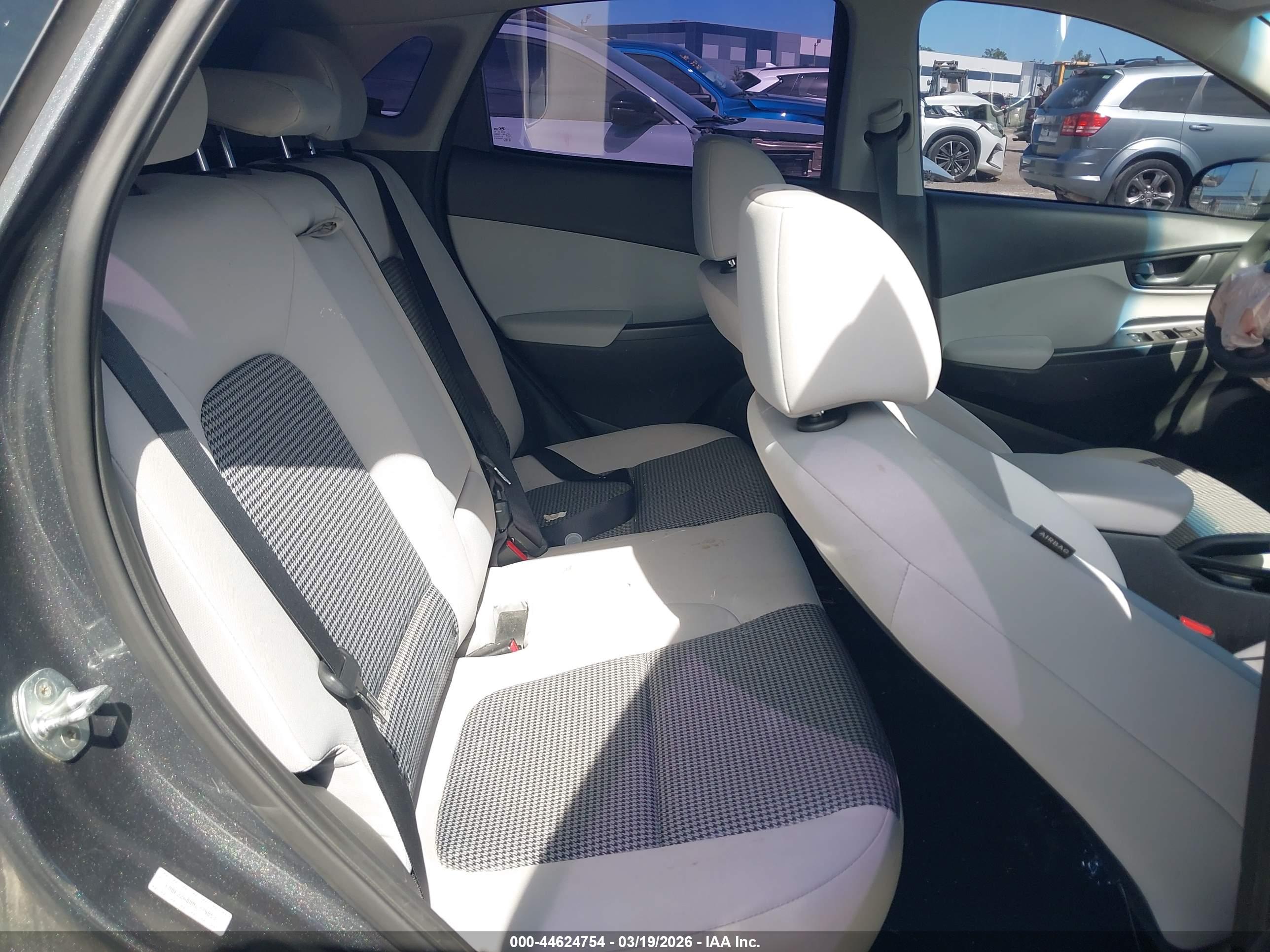 HYUNDAI KONA image 8