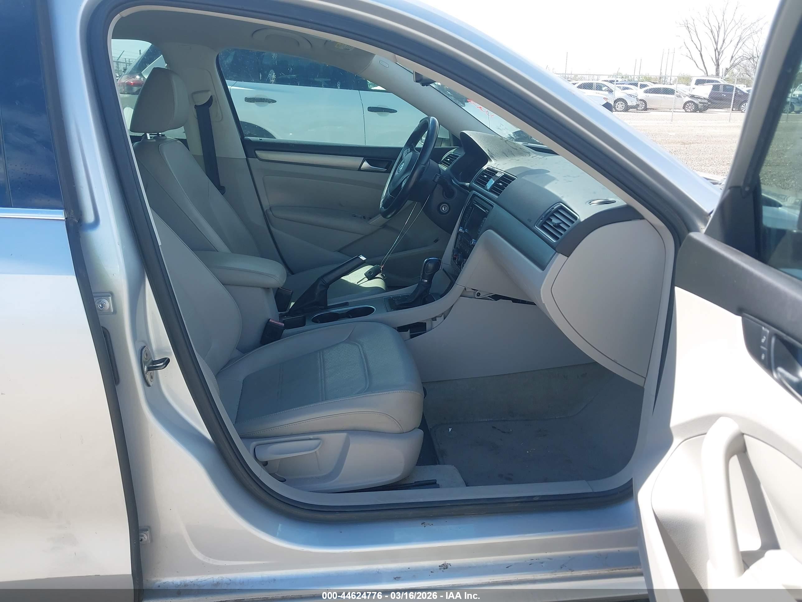VOLKSWAGEN PASSAT image 5