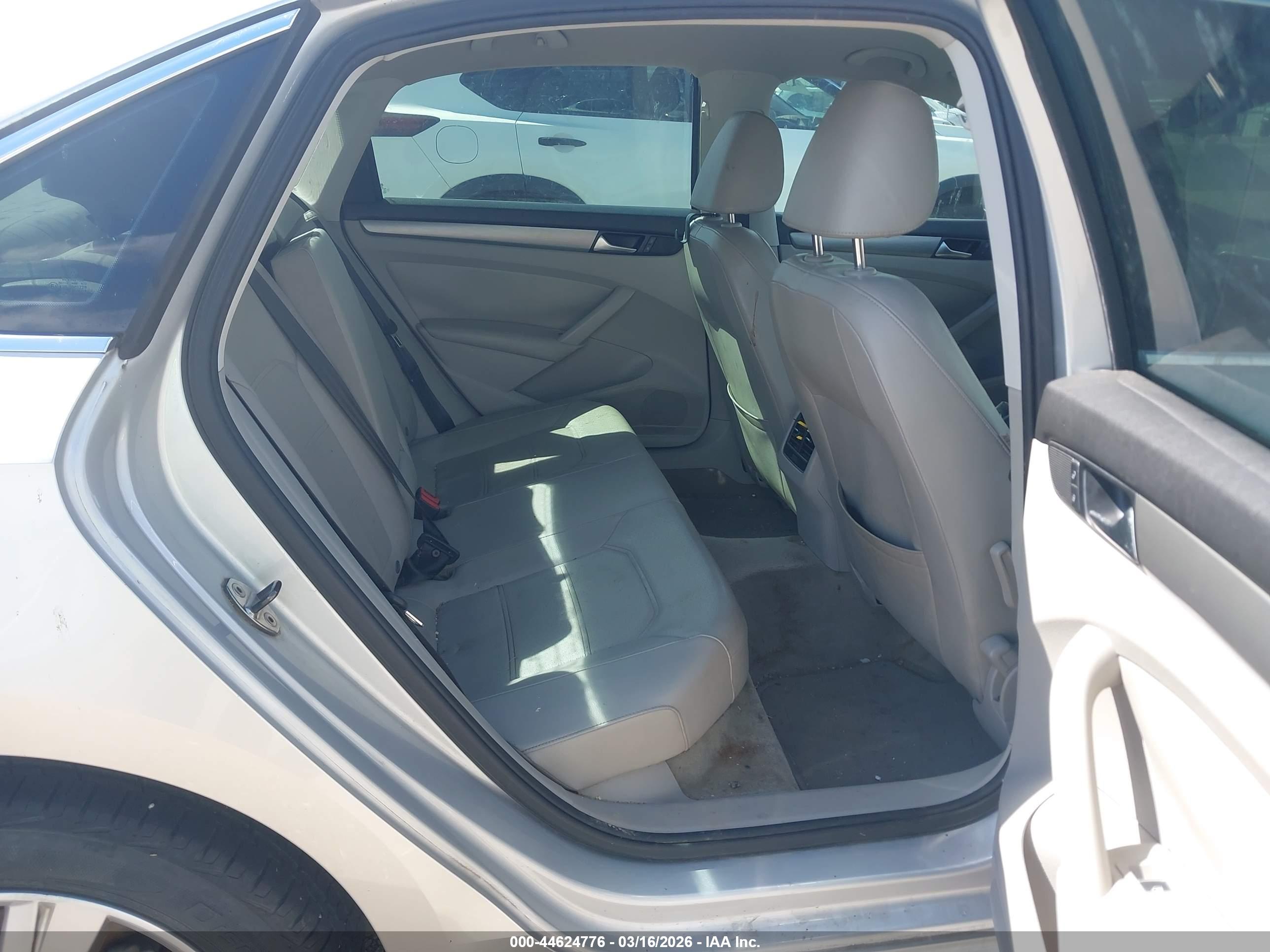 VOLKSWAGEN PASSAT image 8