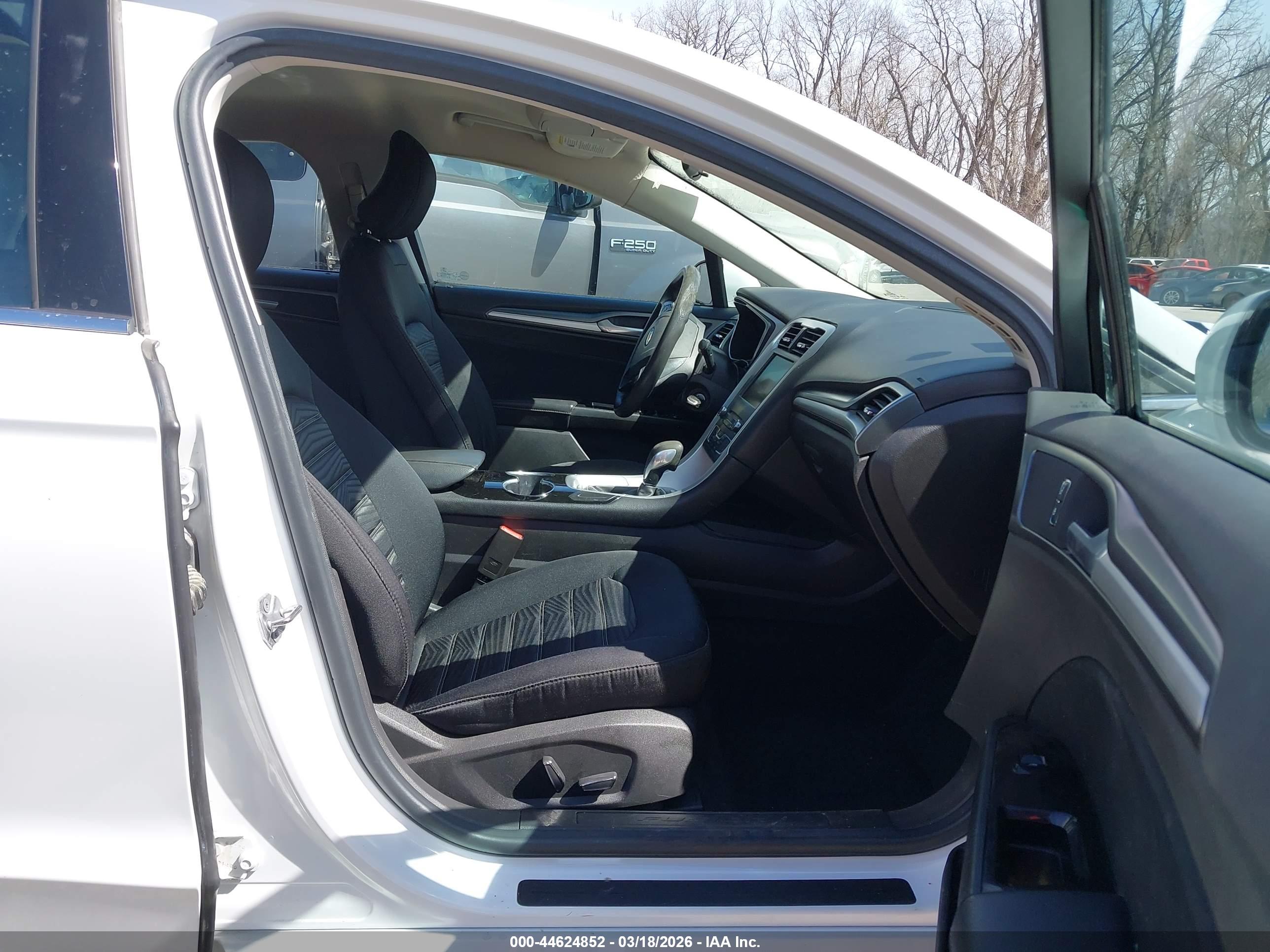 FORD FUSION image 5