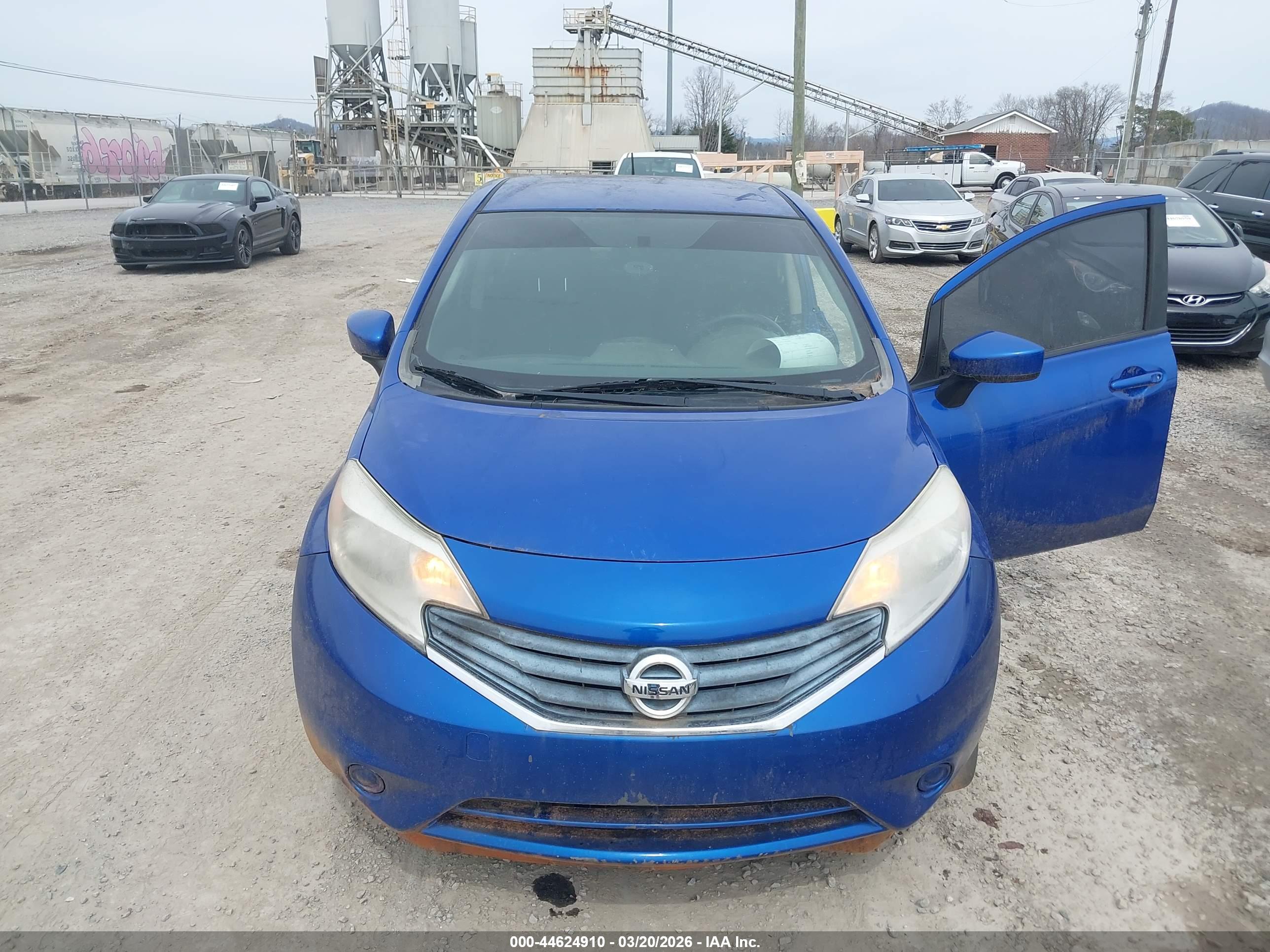 NISSAN VERSA image 6