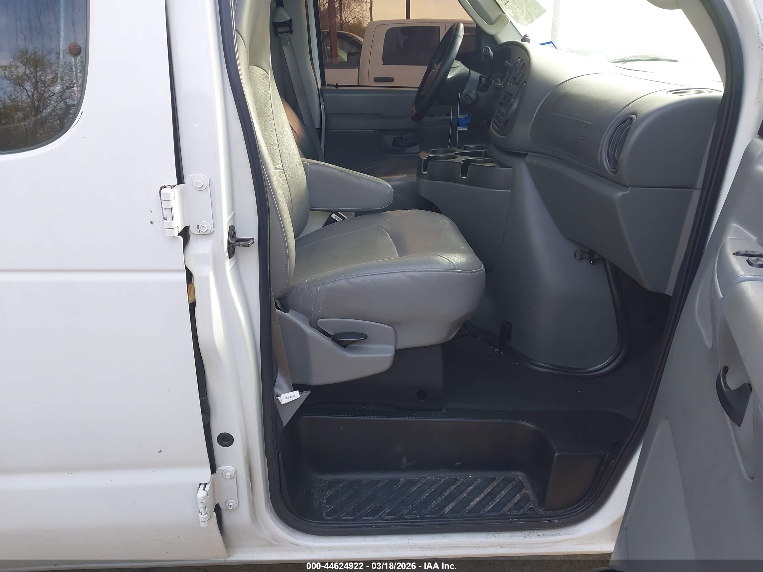 FORD E-150 image 5