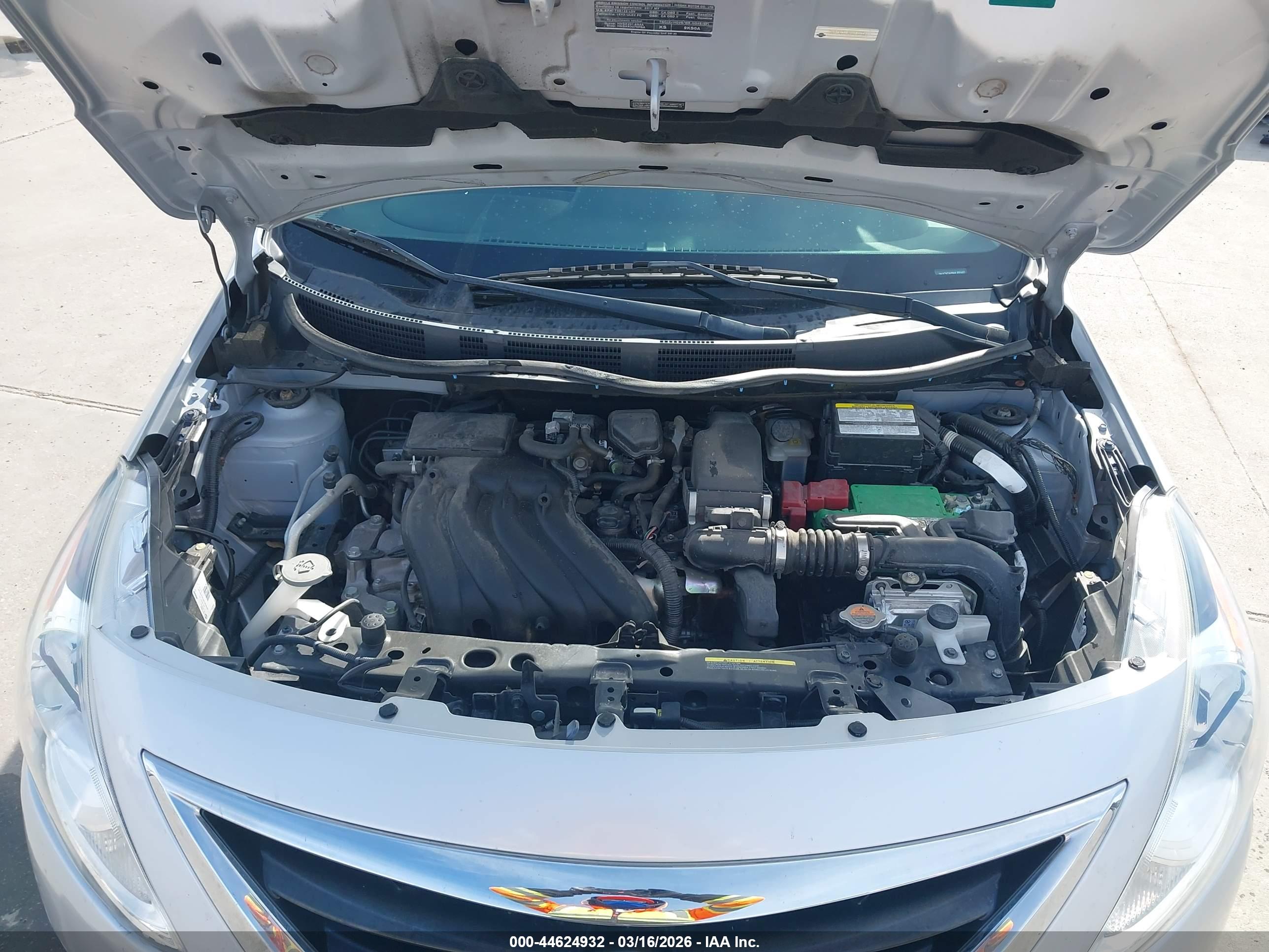 NISSAN VERSA image 10