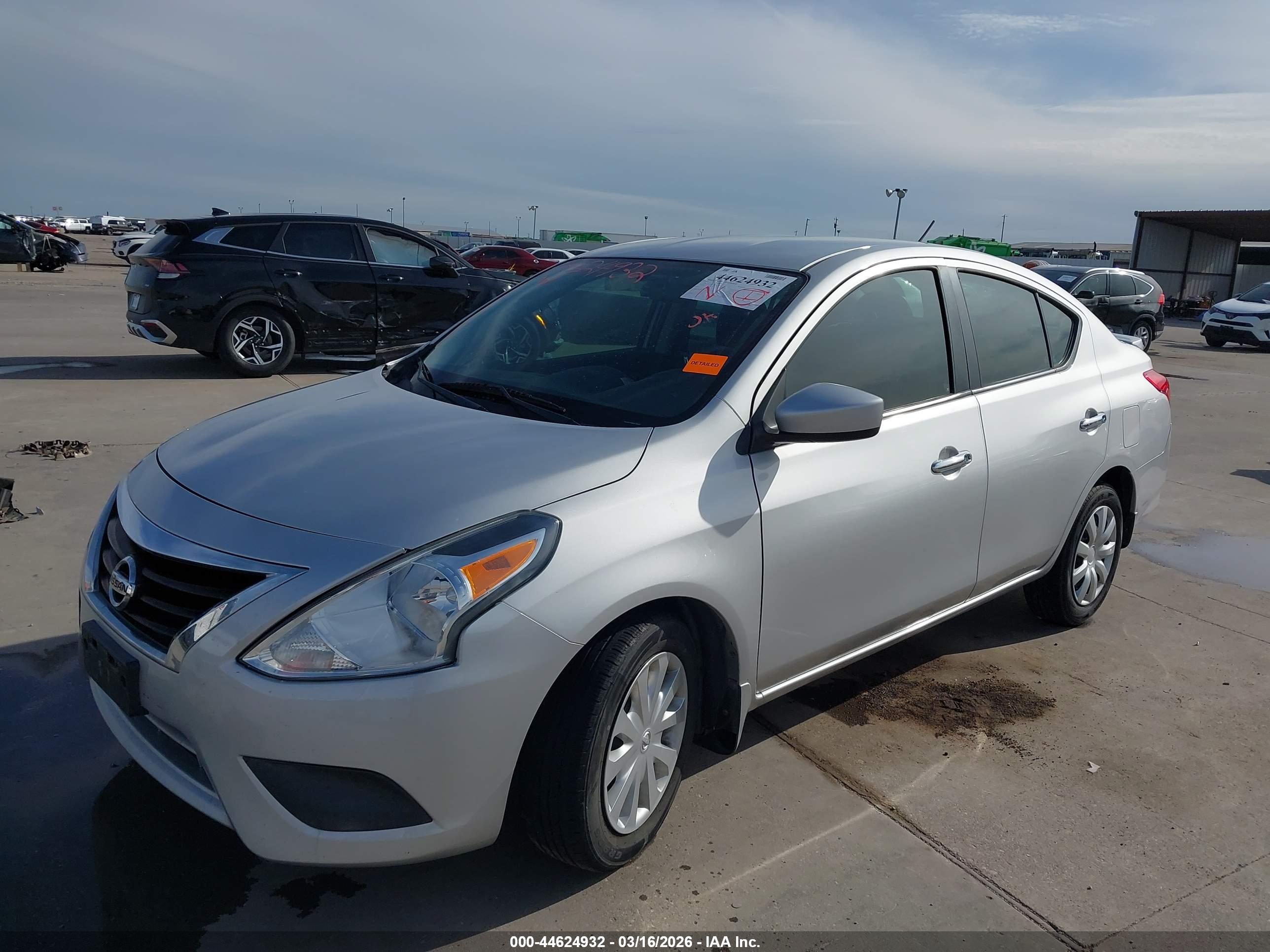 NISSAN VERSA image 2