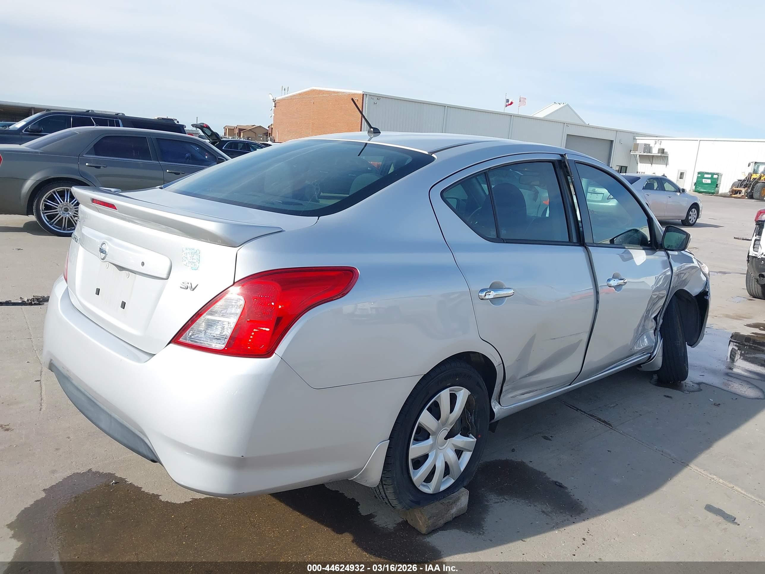 NISSAN VERSA image 4