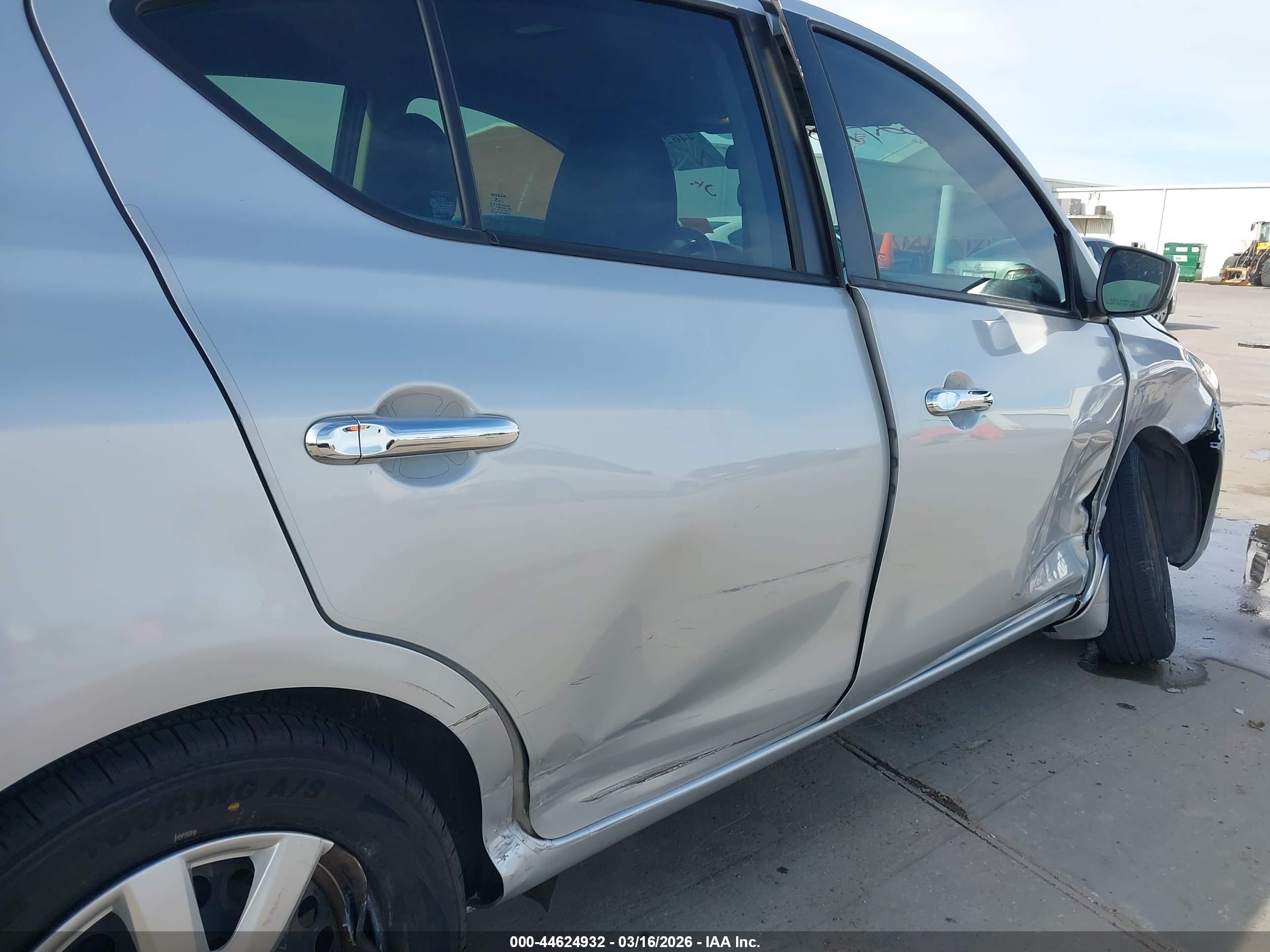 NISSAN VERSA image 6