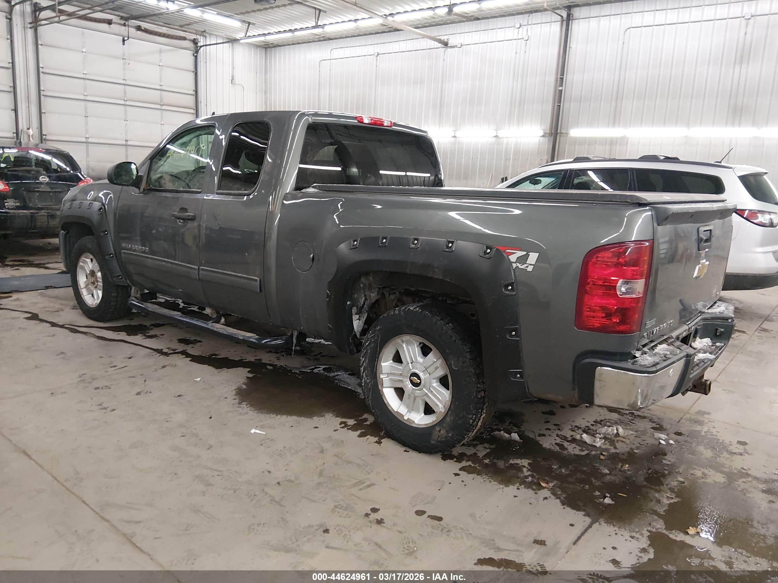 CHEVROLET SILVERADO image 3
