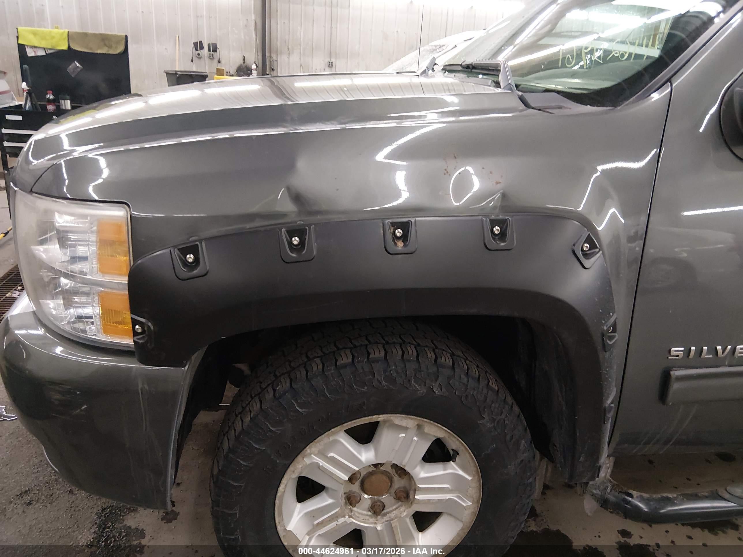 CHEVROLET SILVERADO image 6