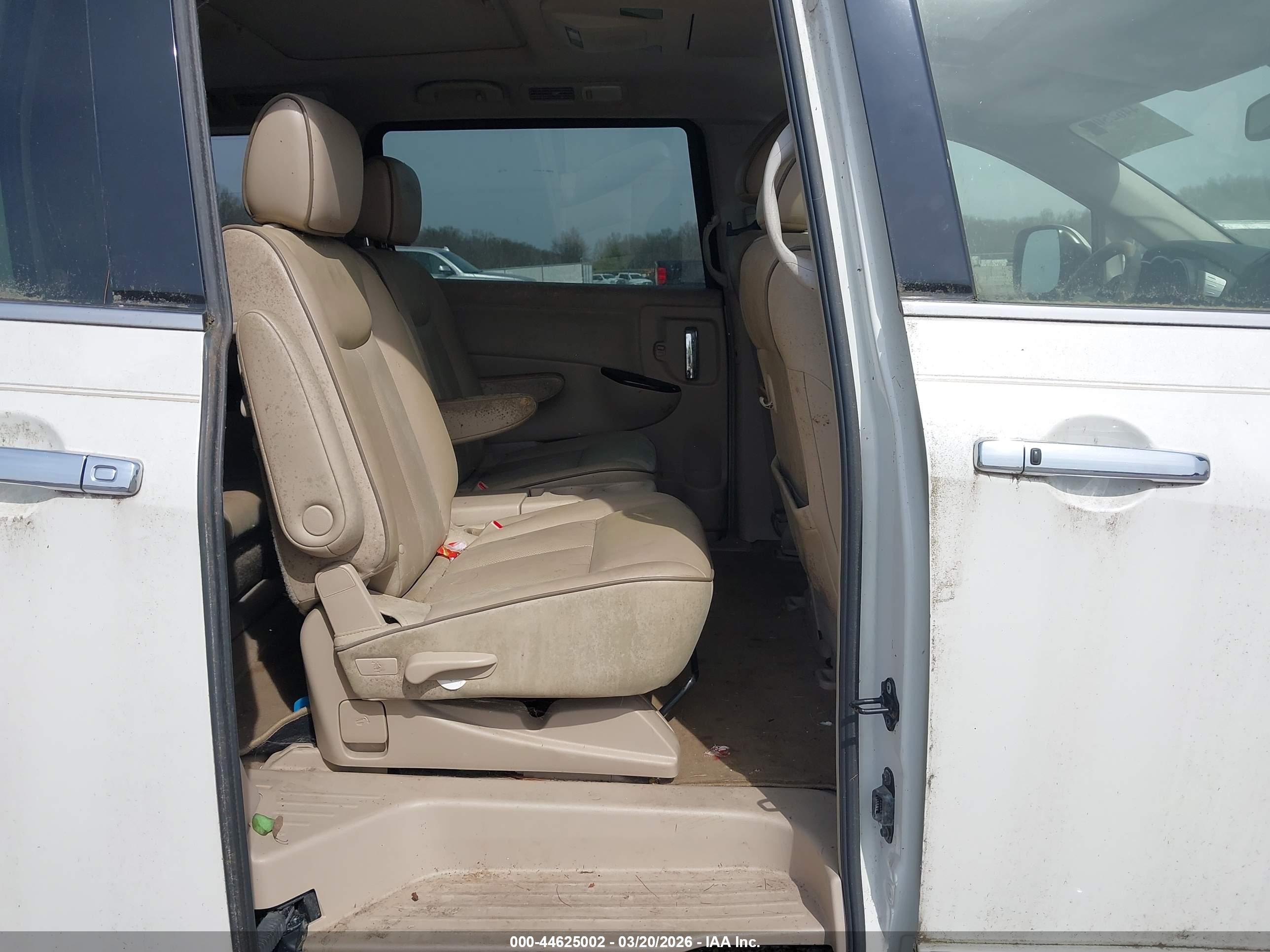 NISSAN QUEST image 8