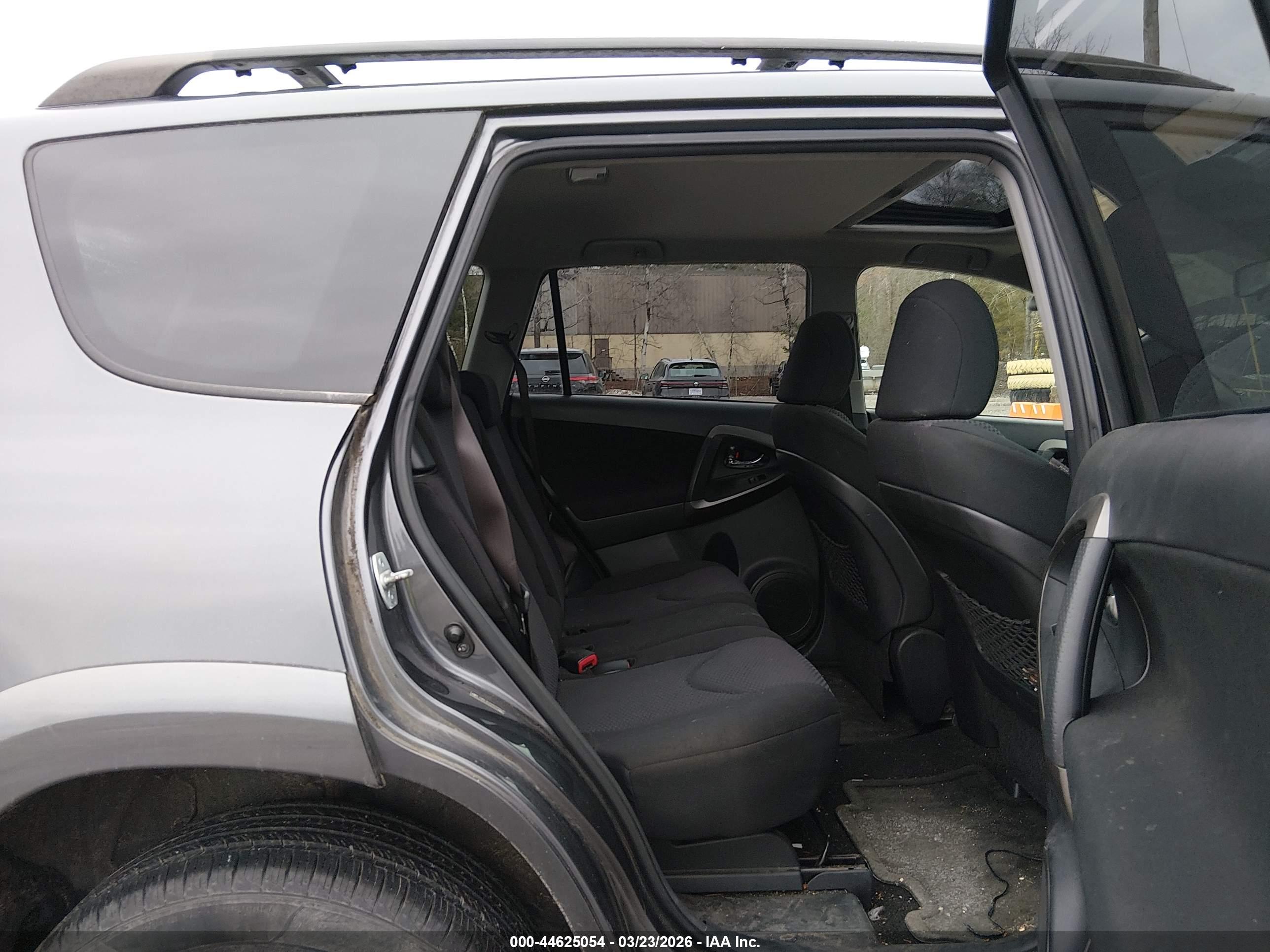 TOYOTA RAV4 image 8