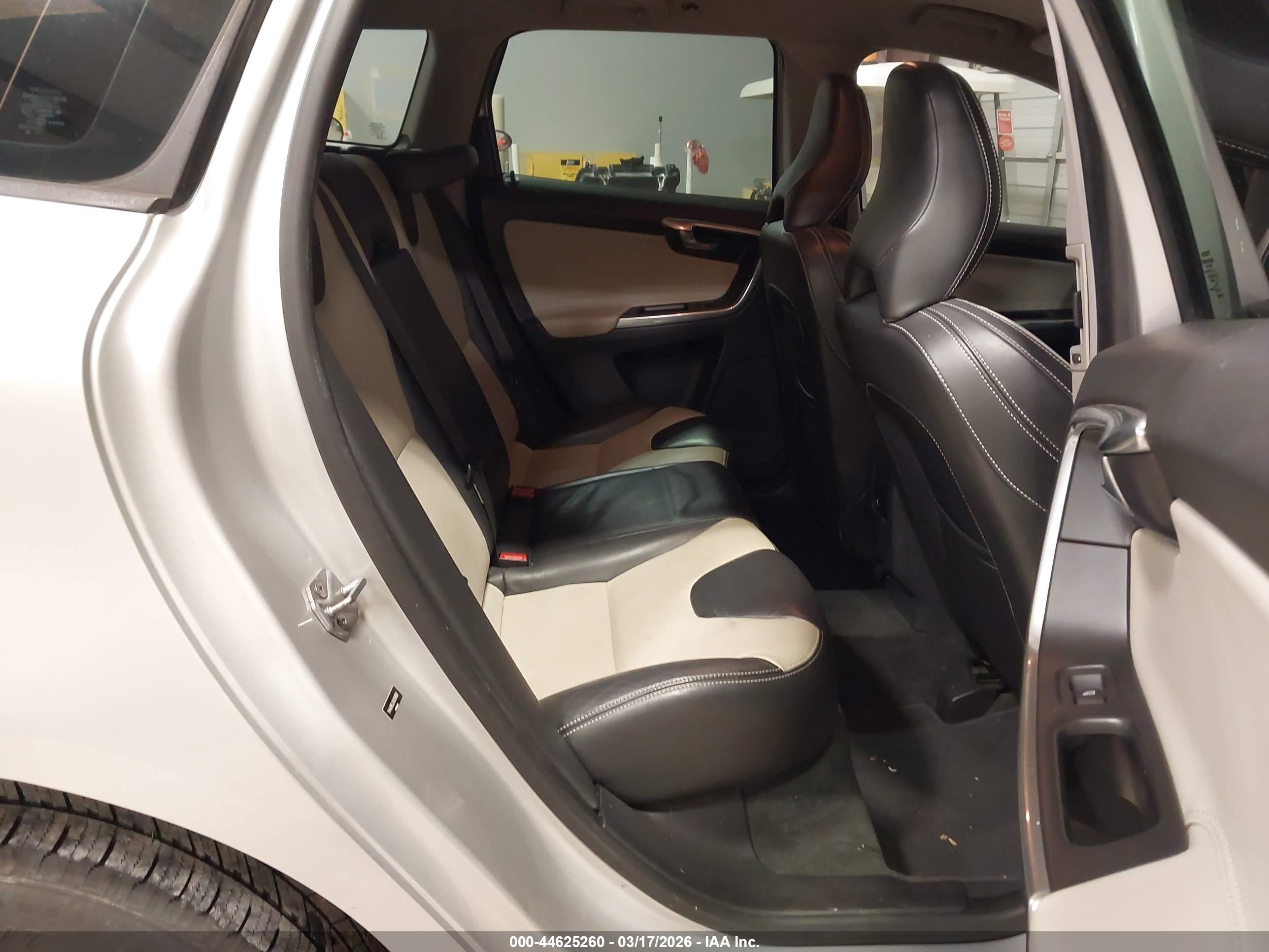 VOLVO XC60 image 8