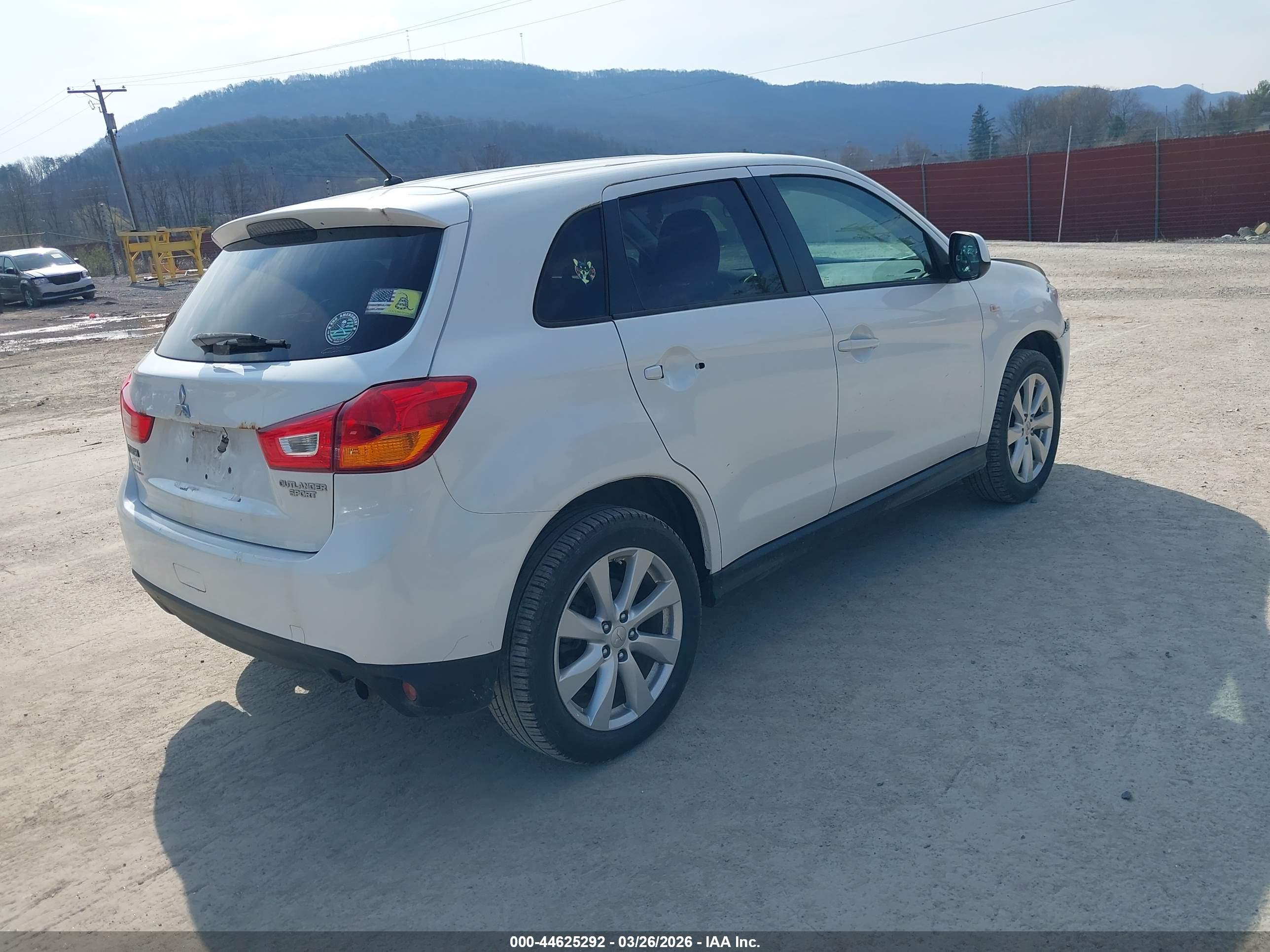 MITSUBISHI OUTLANDER image 4