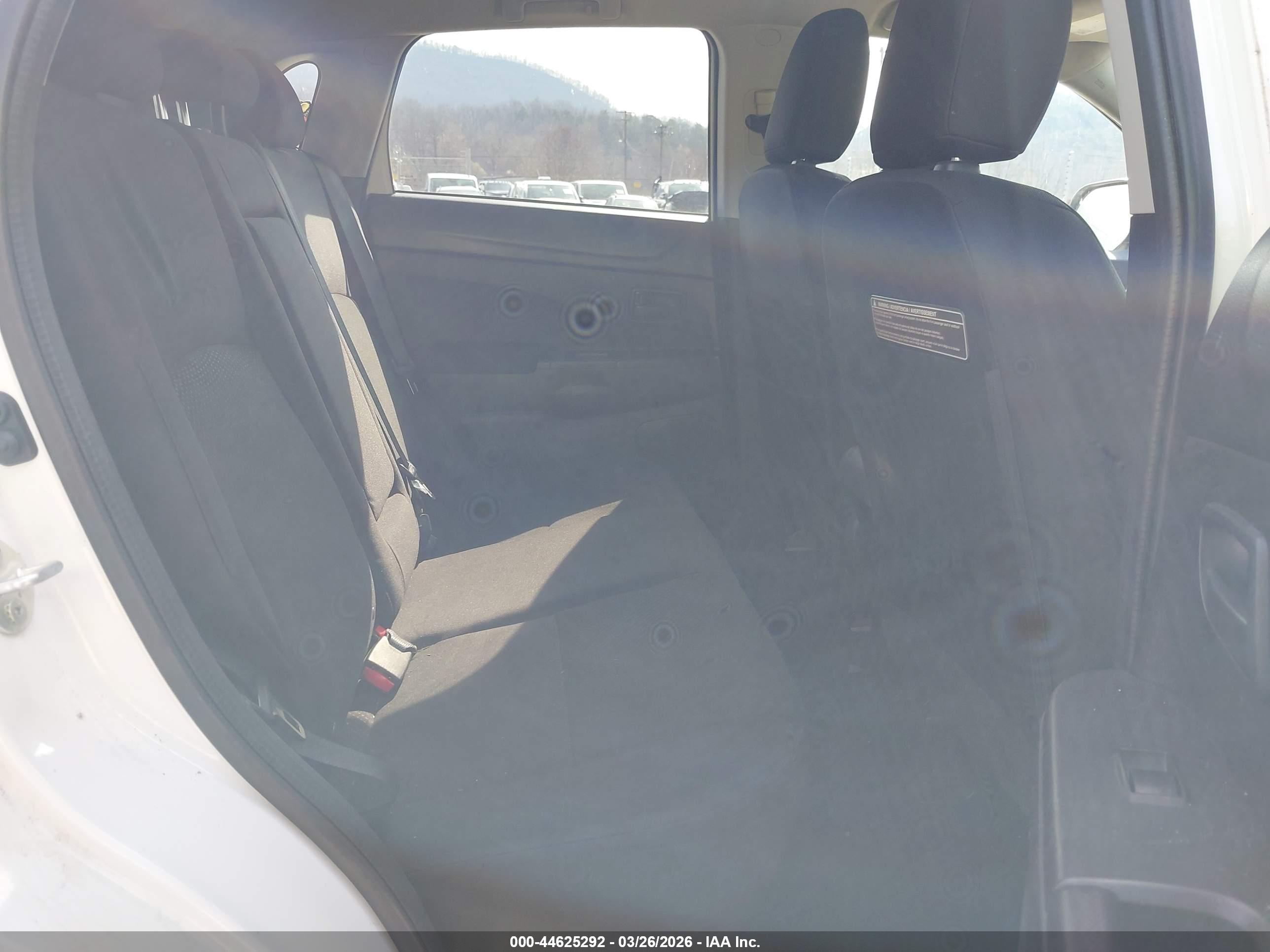 MITSUBISHI OUTLANDER image 8
