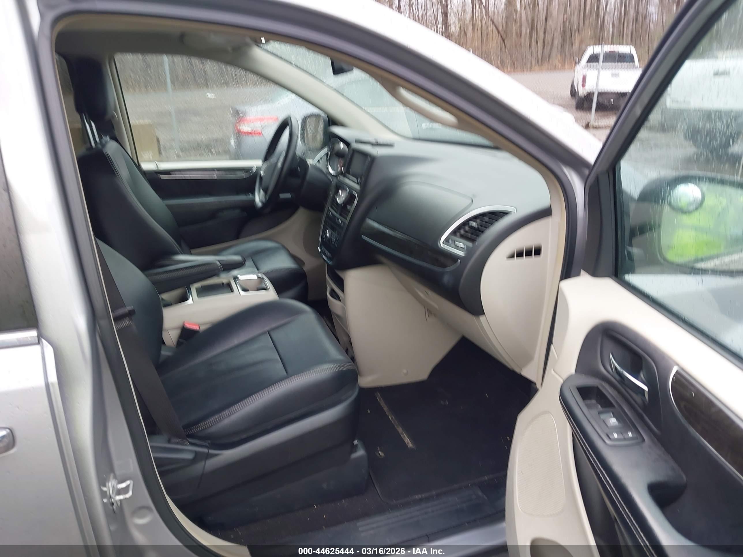 CHRYSLER TOWN image 5