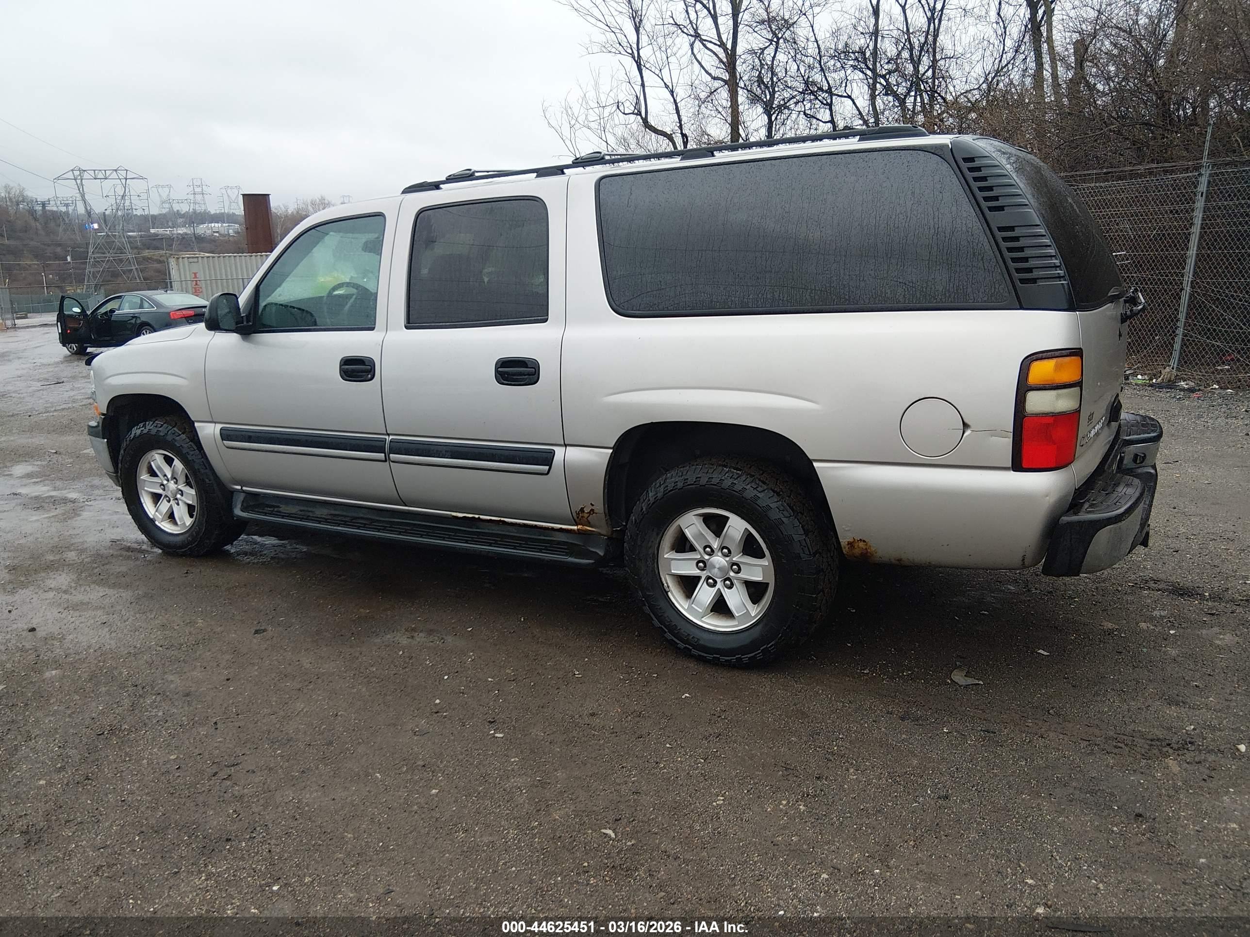 CHEVROLET SUBURBAN image 3
