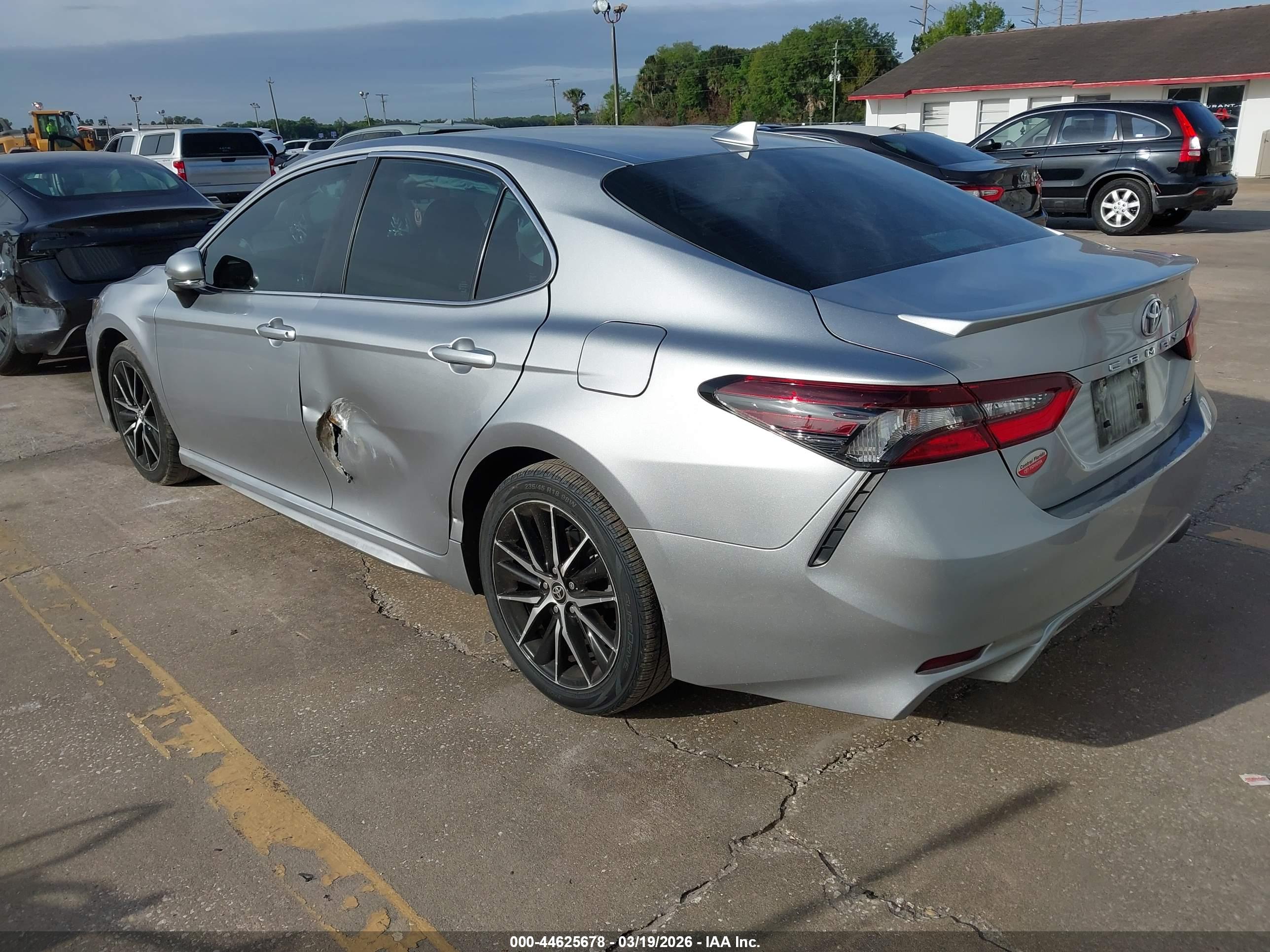 TOYOTA CAMRY image 3