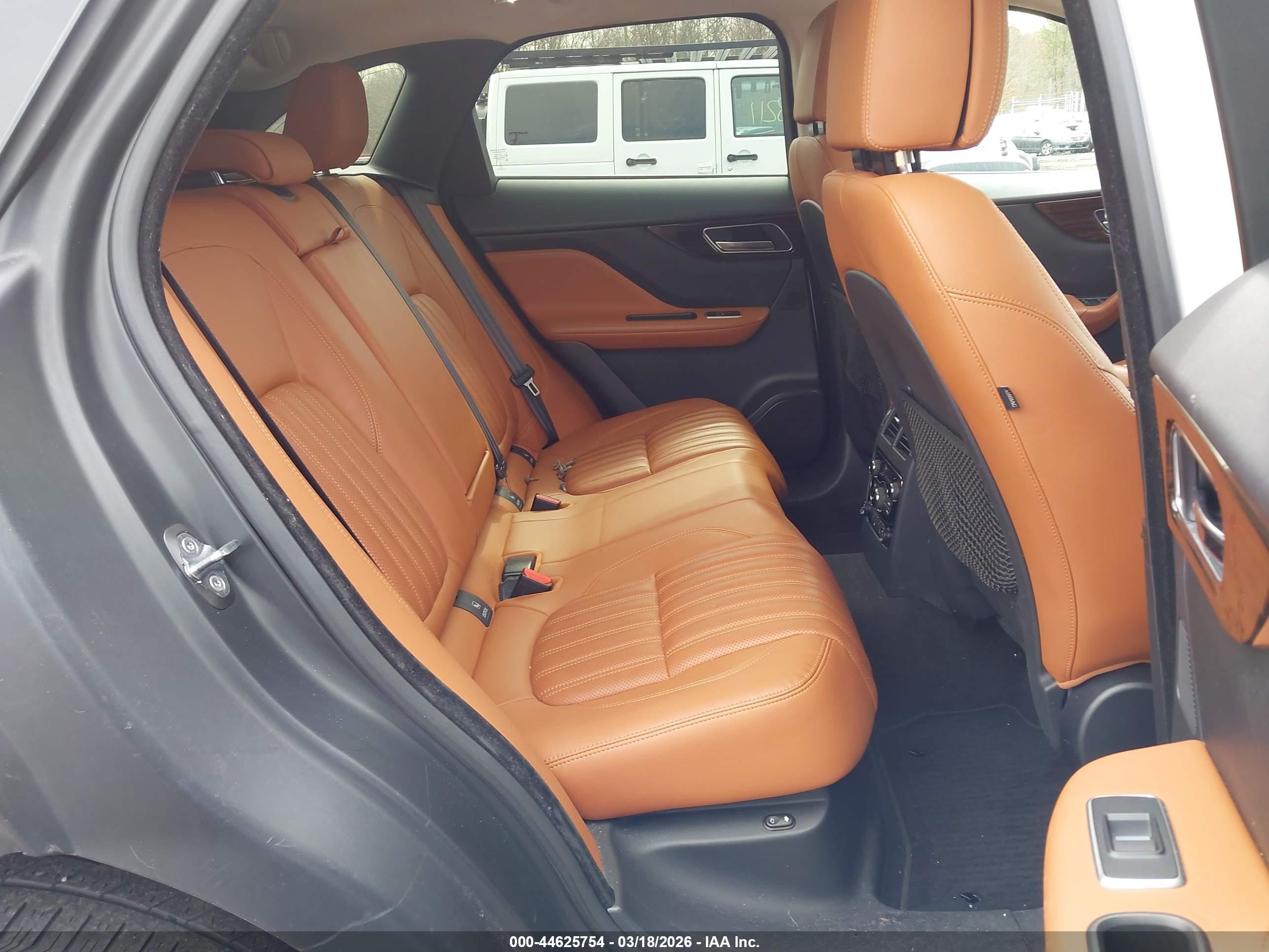 JAGUAR F-PACE image 8