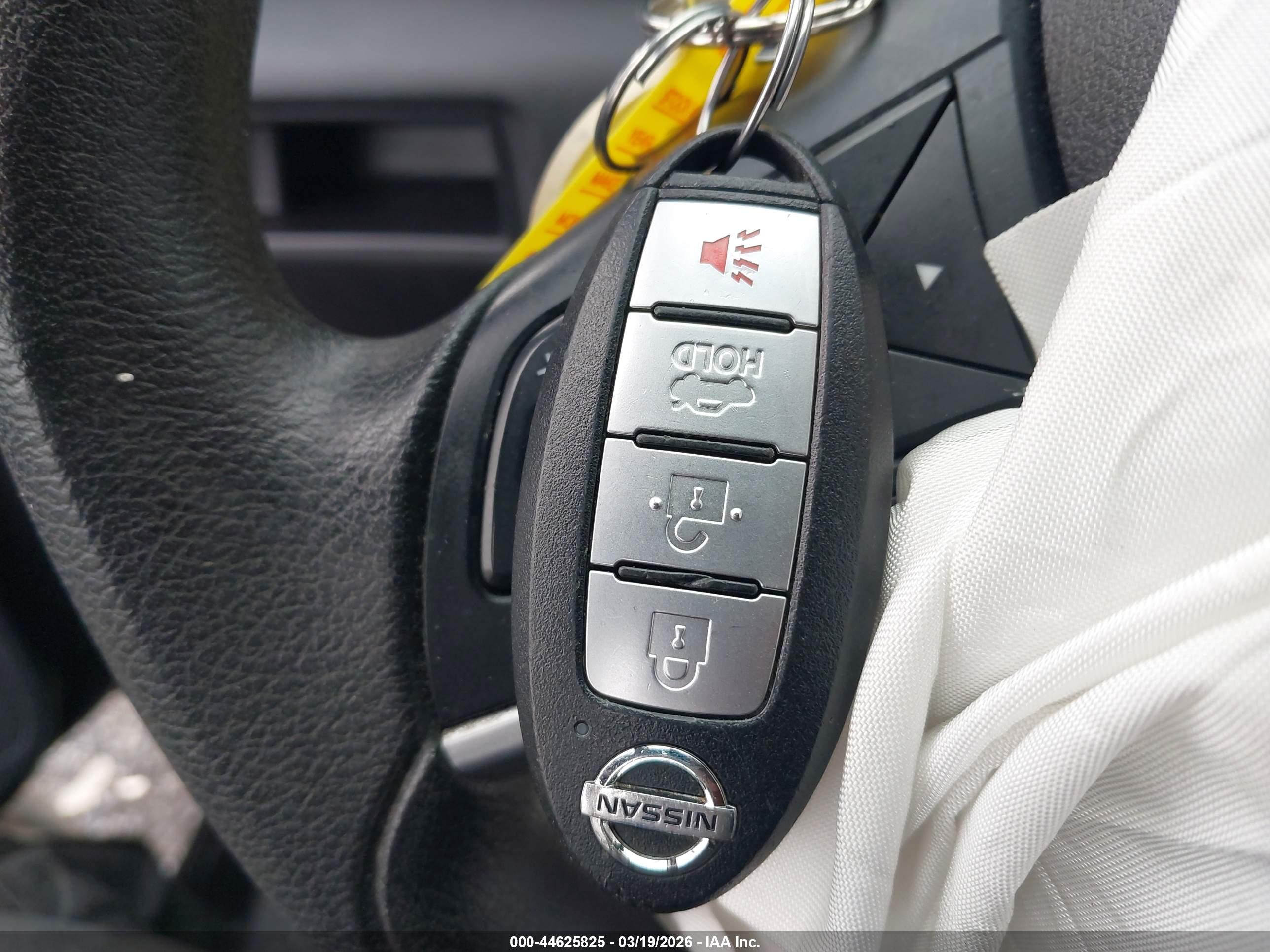 NISSAN VERSA image 11