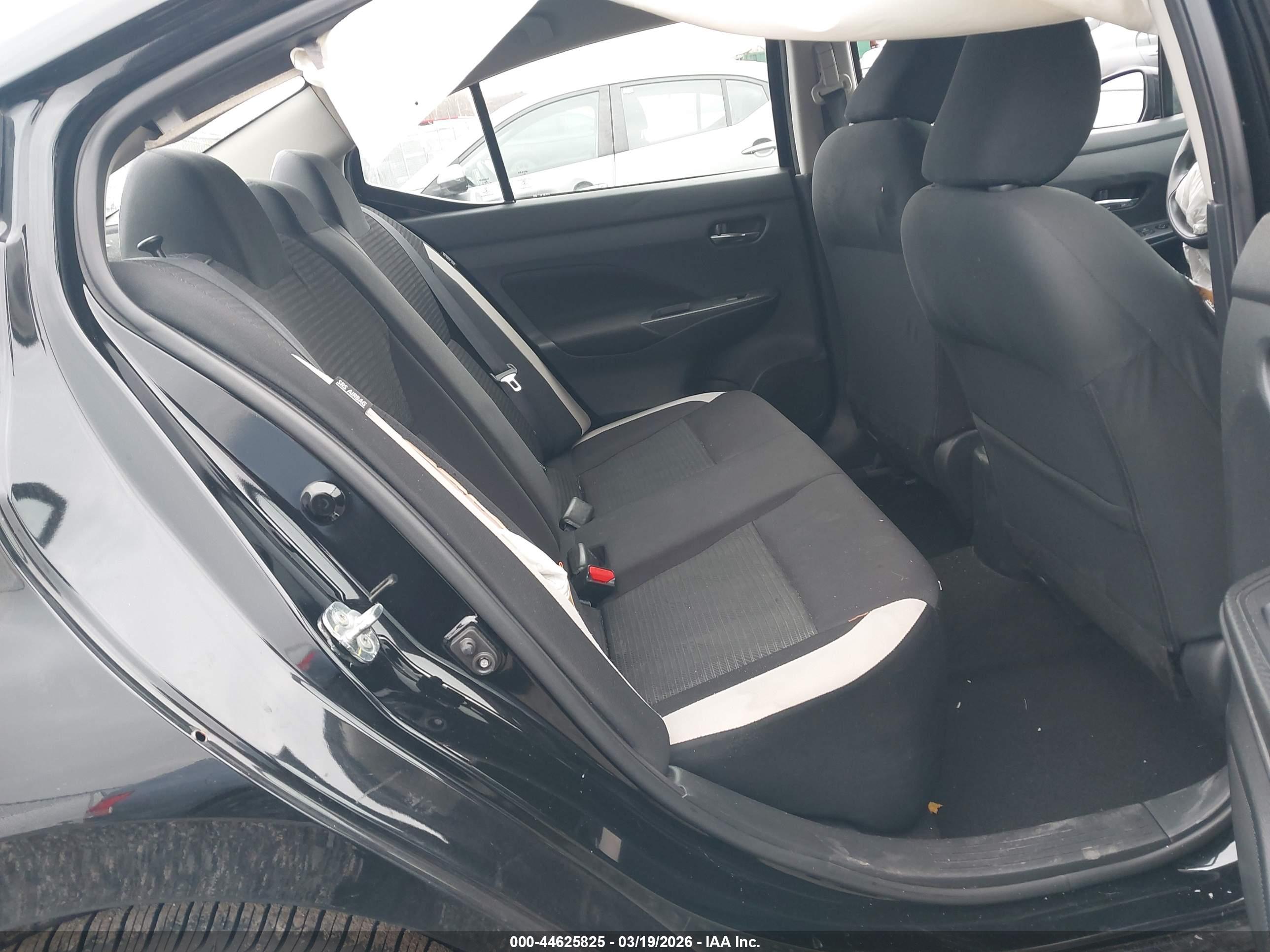 NISSAN VERSA image 8