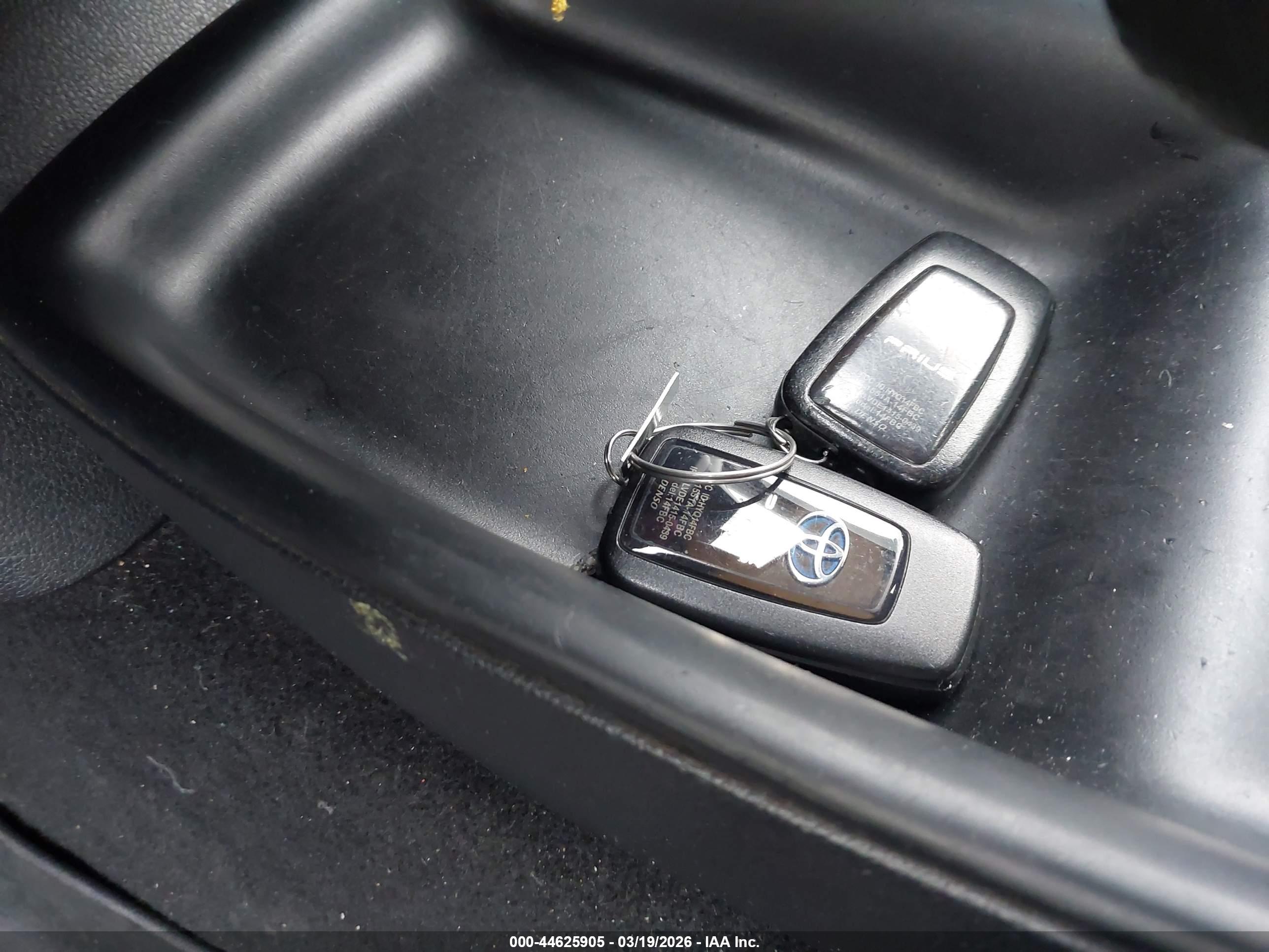 TOYOTA PRIUS image 11