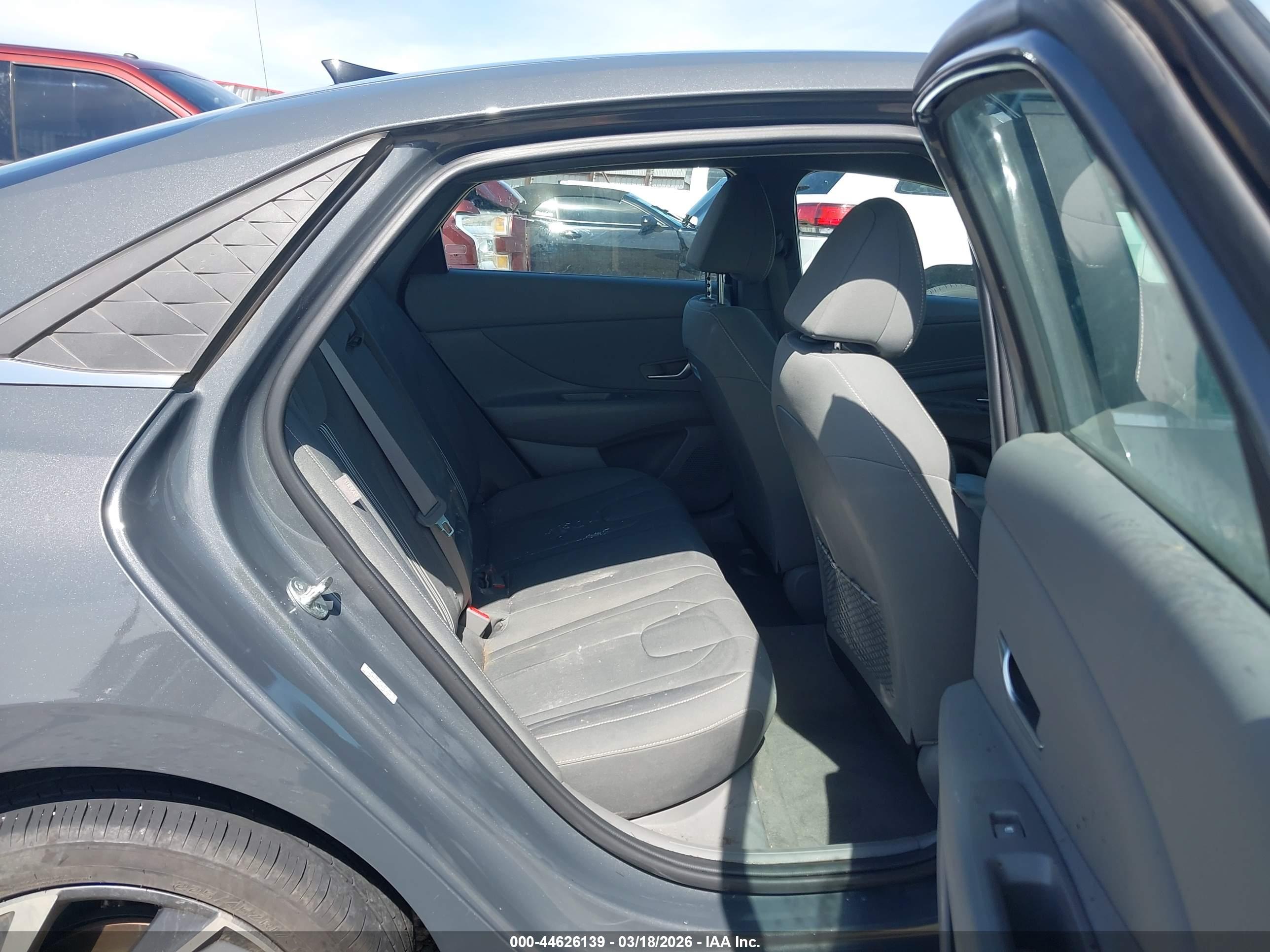 HYUNDAI ELANTRA image 8