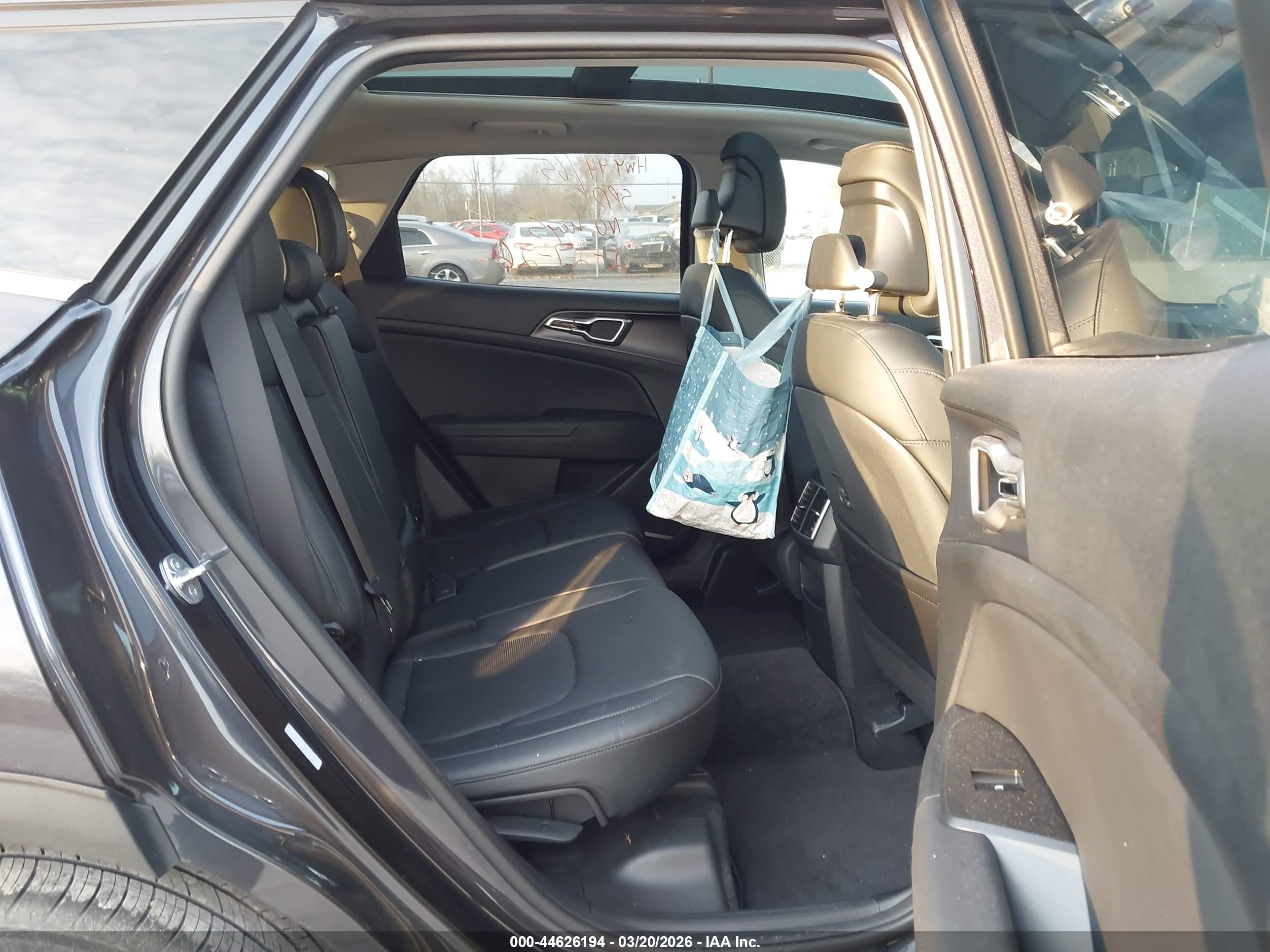 KIA SPORTAGE image 8