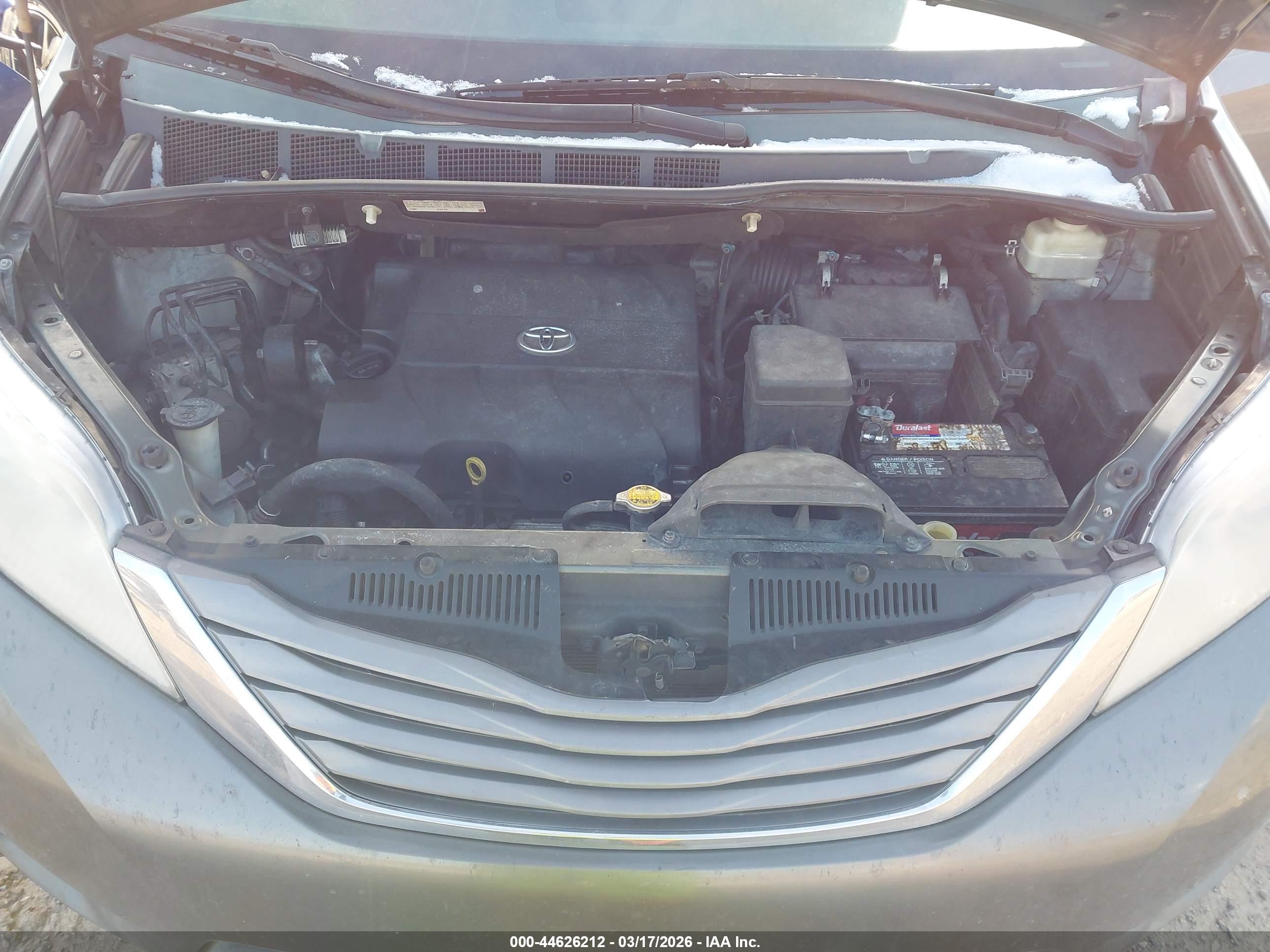 TOYOTA SIENNA image 10