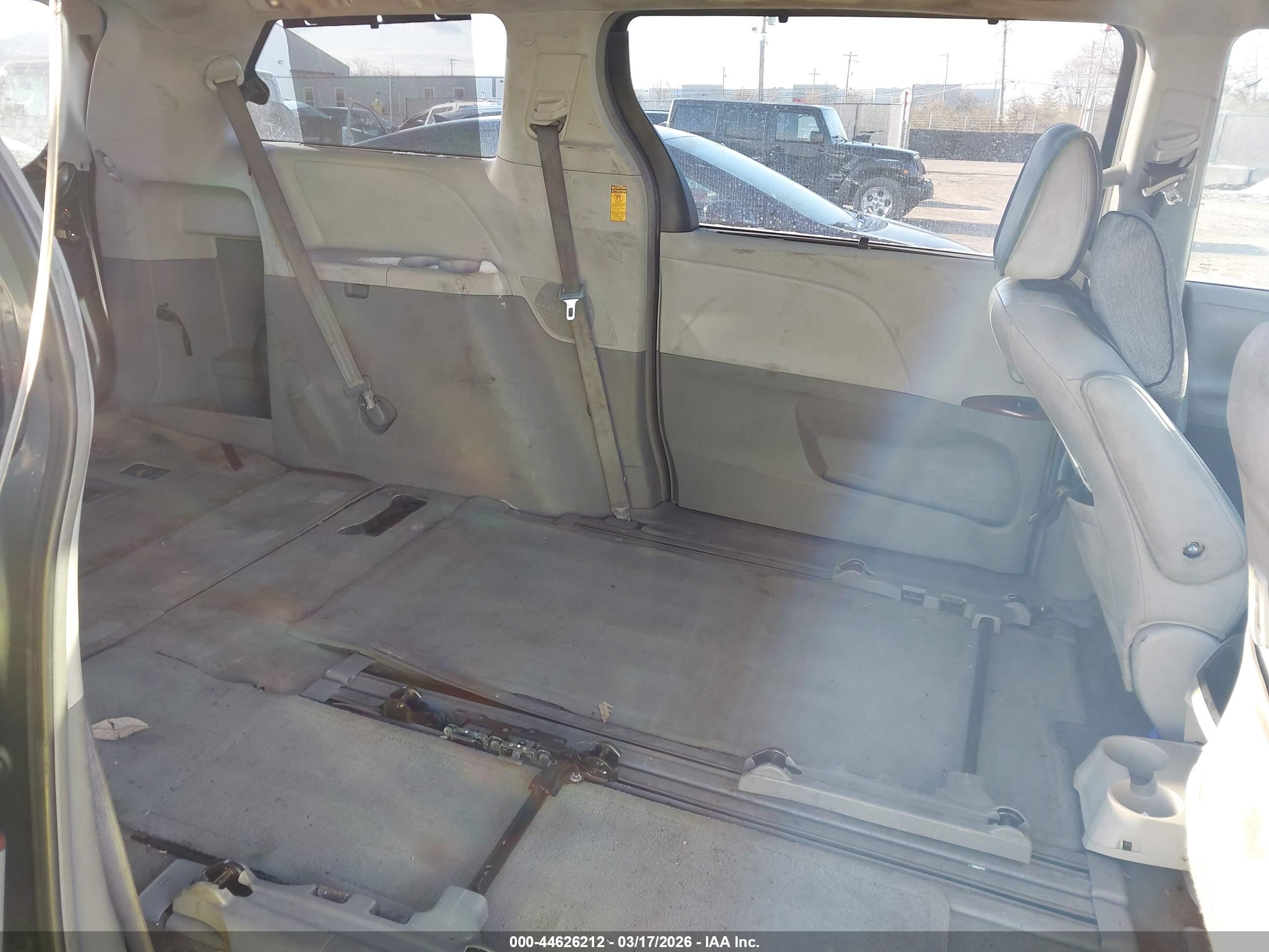 TOYOTA SIENNA image 8