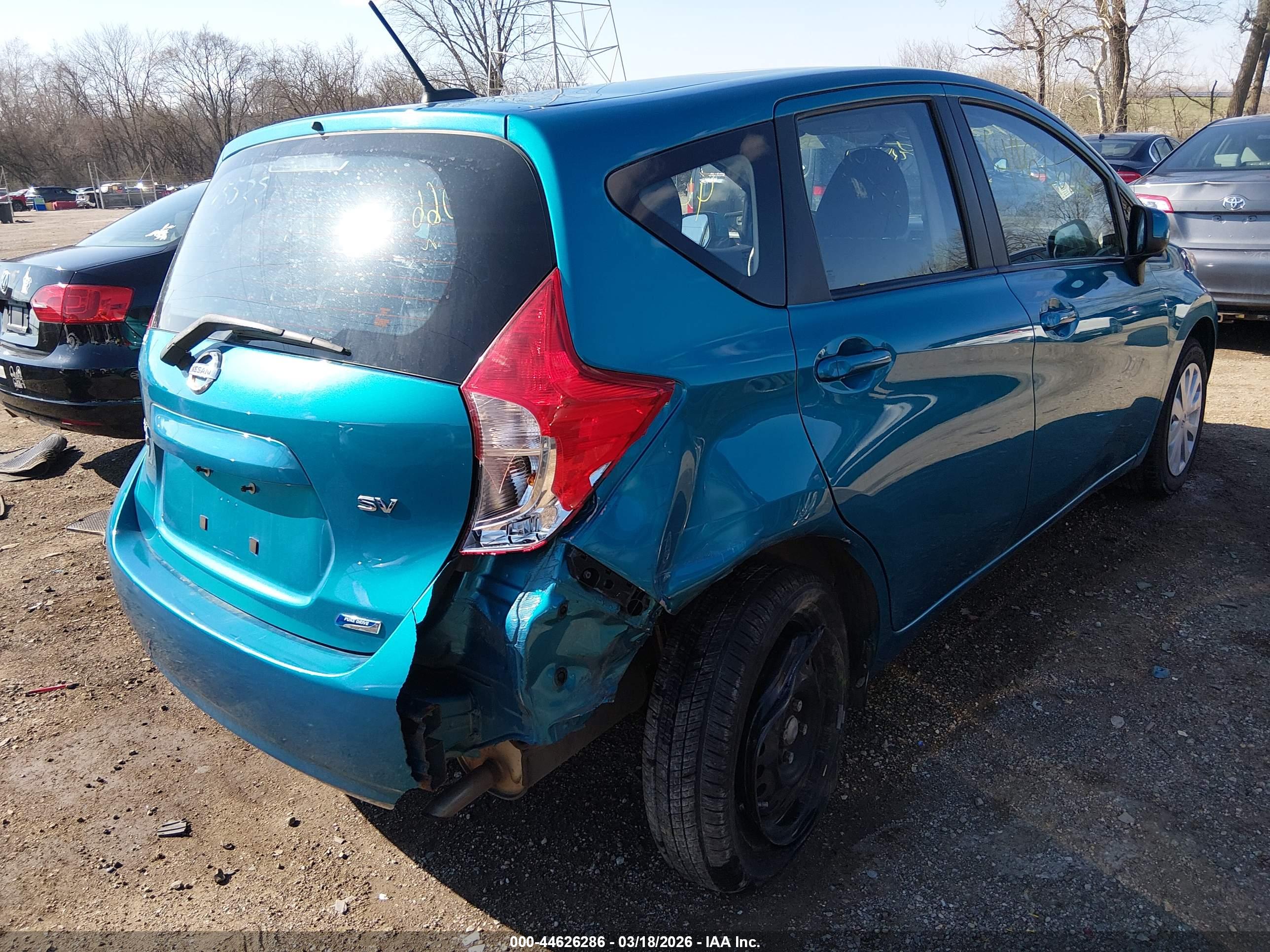 NISSAN VERSA image 6