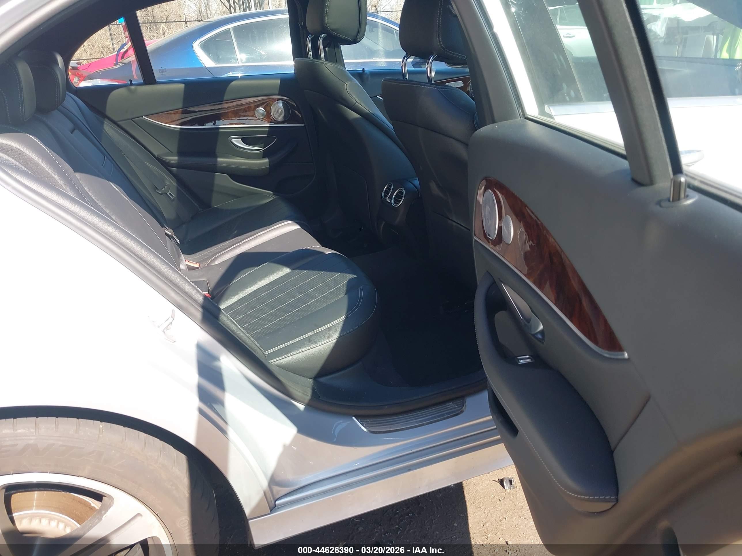 MERCEDES-BENZ E image 8