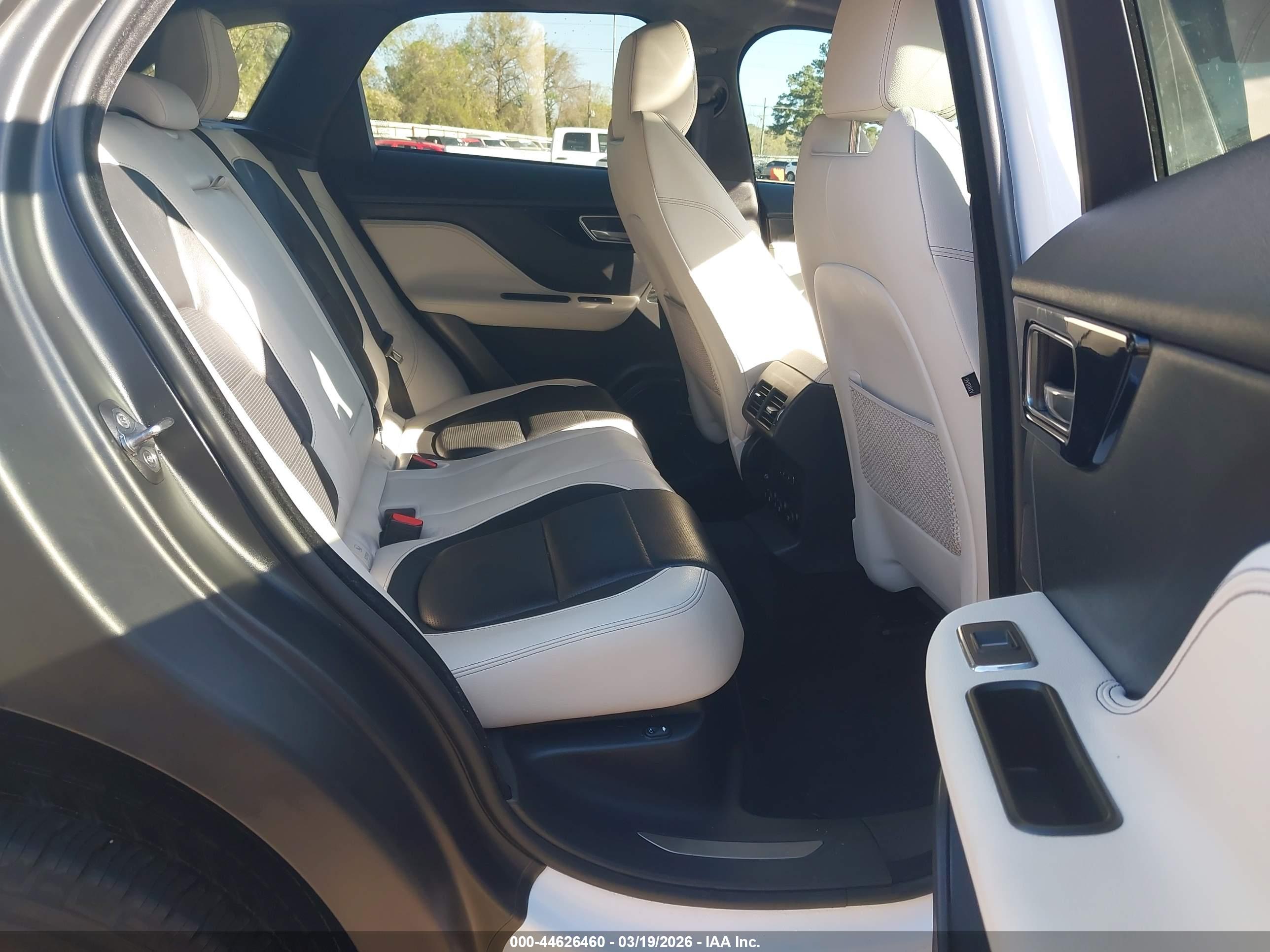JAGUAR F-PACE image 8