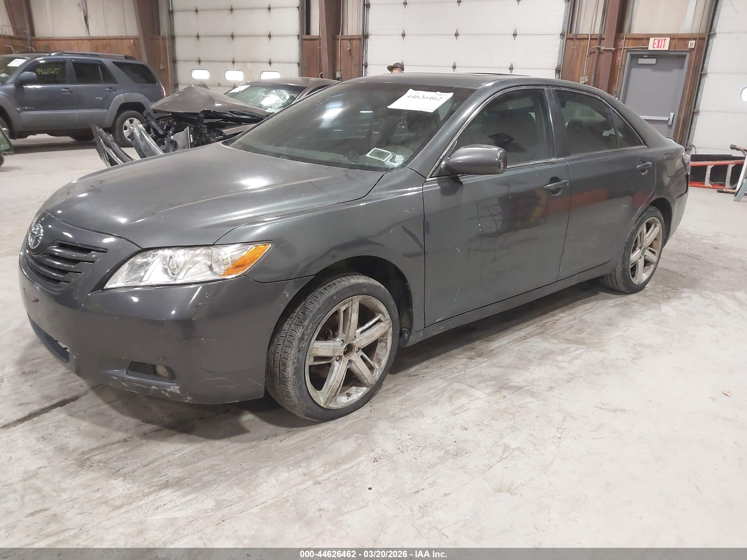 TOYOTA CAMRY image 2