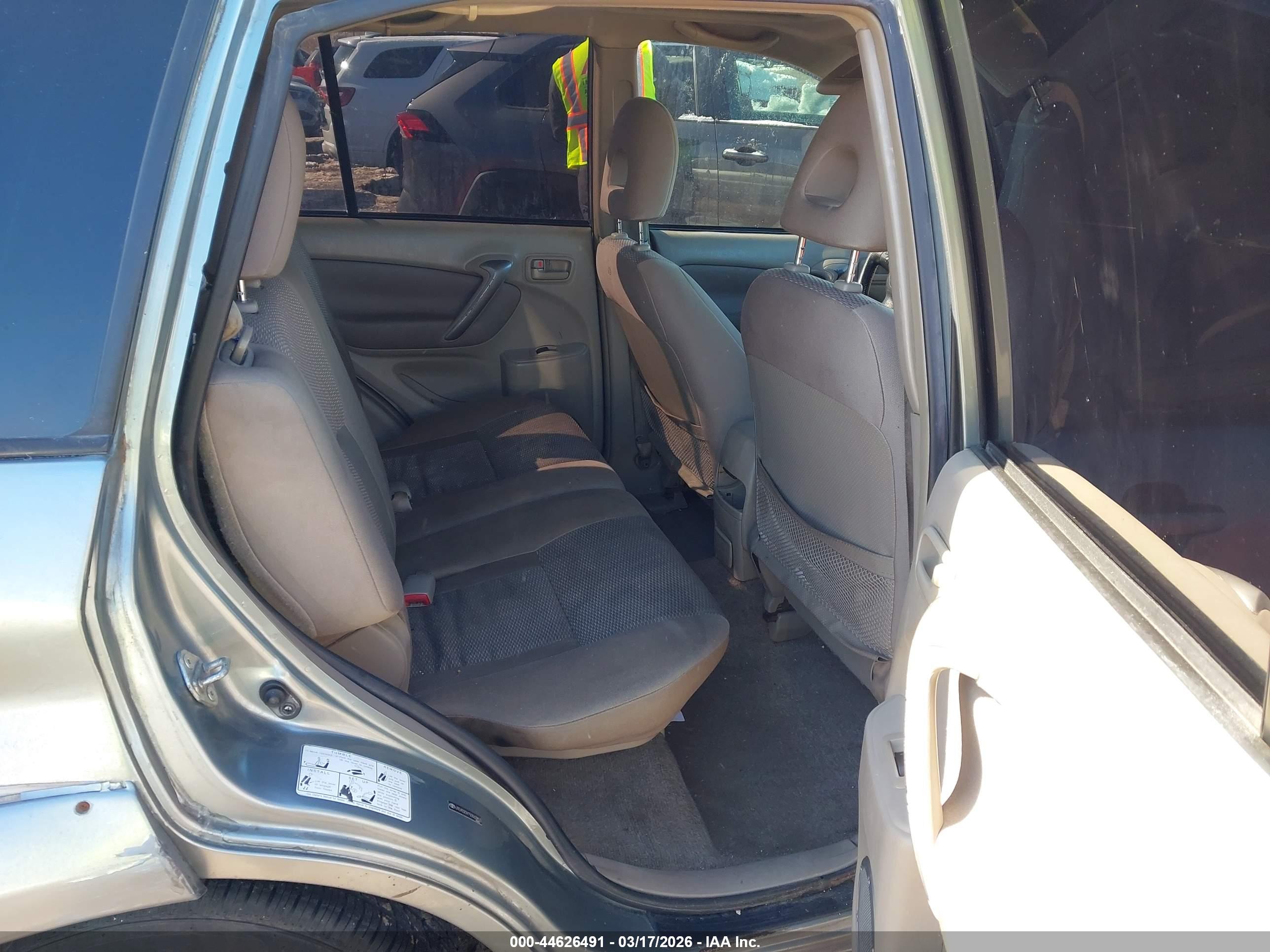 TOYOTA RAV4 image 8