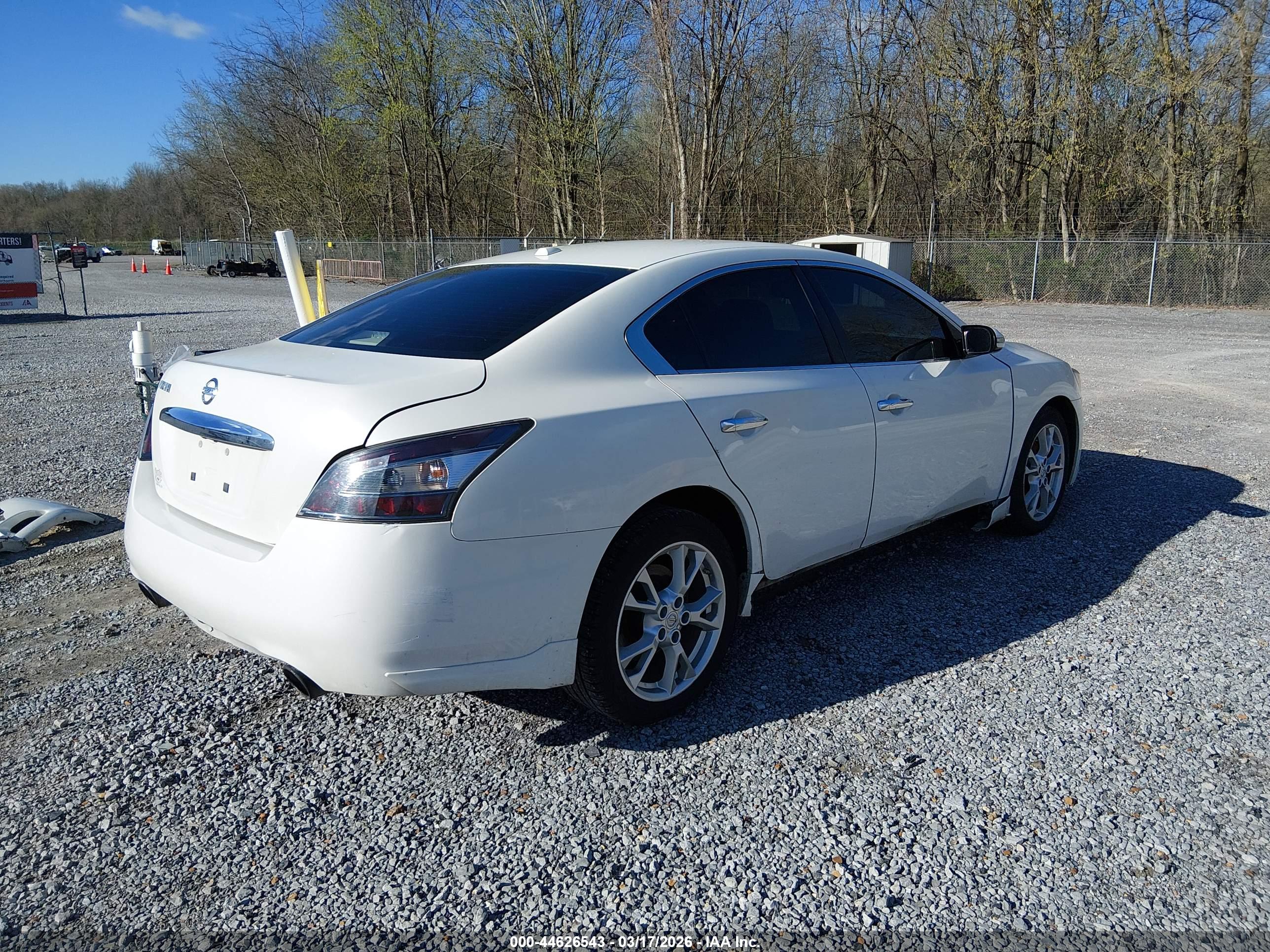 NISSAN MAXIMA image 4