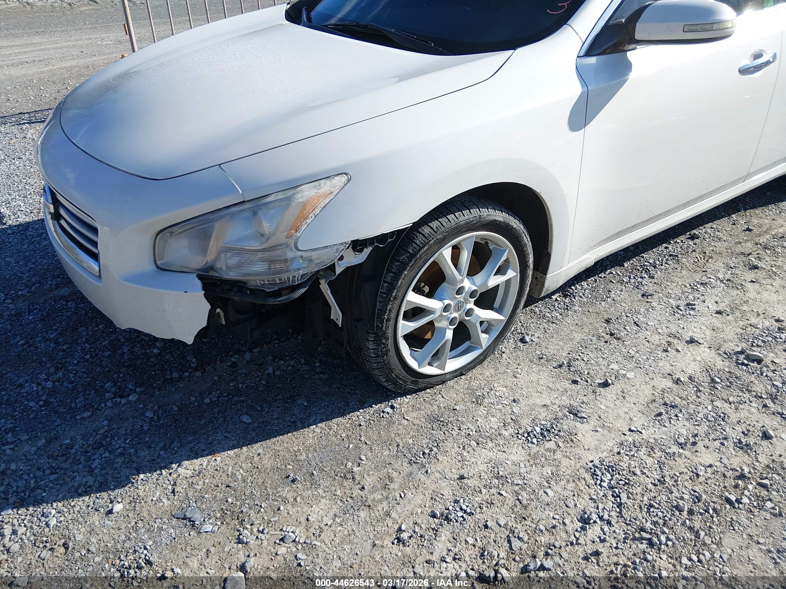 NISSAN MAXIMA image 6