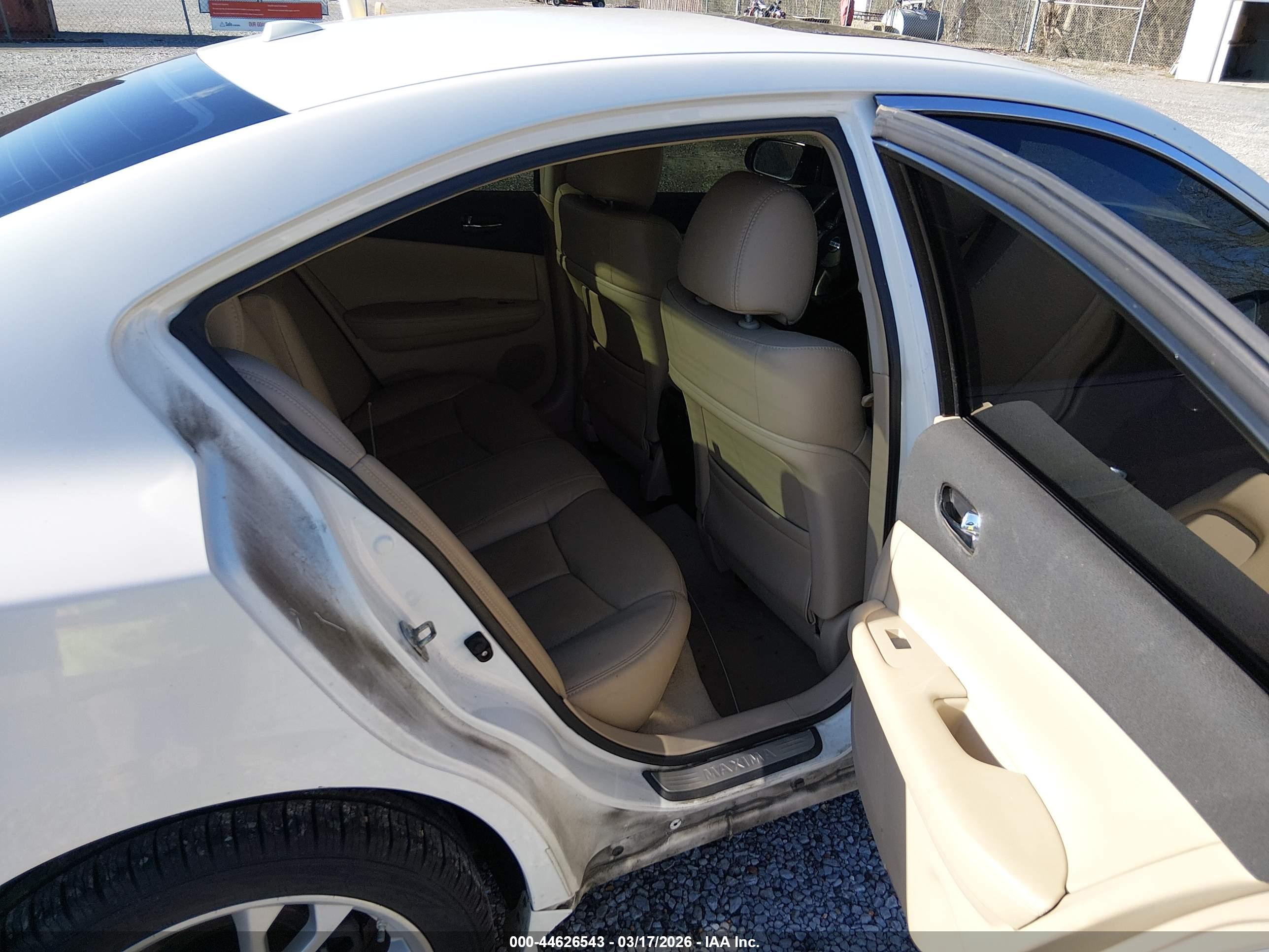 NISSAN MAXIMA image 8