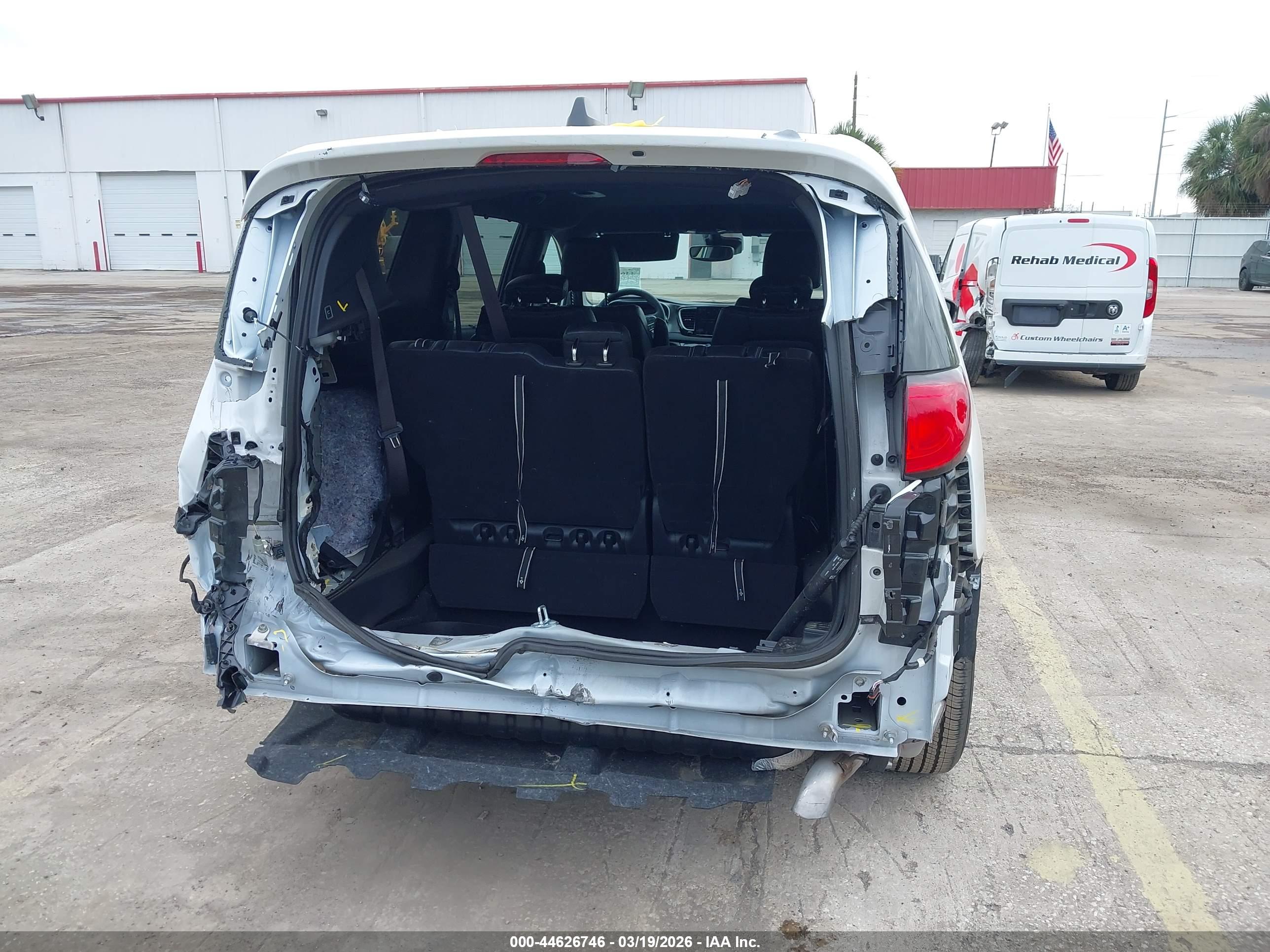 CHRYSLER VOYAGER image 6