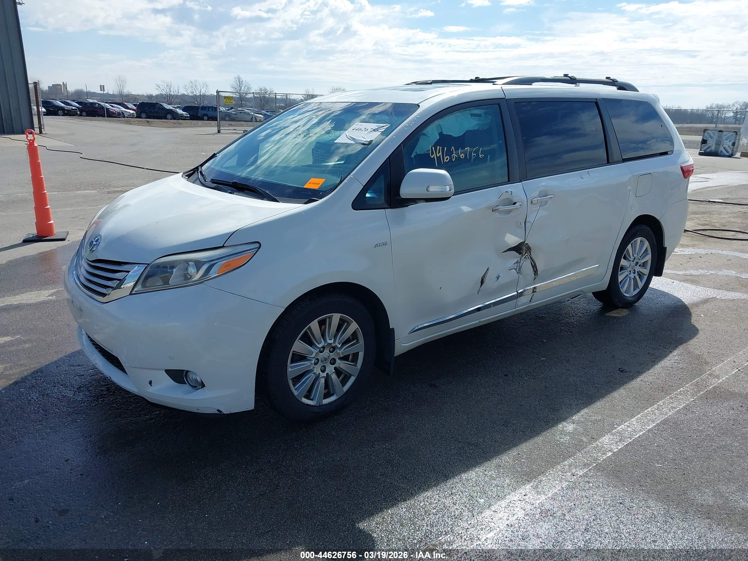 TOYOTA SIENNA image 2