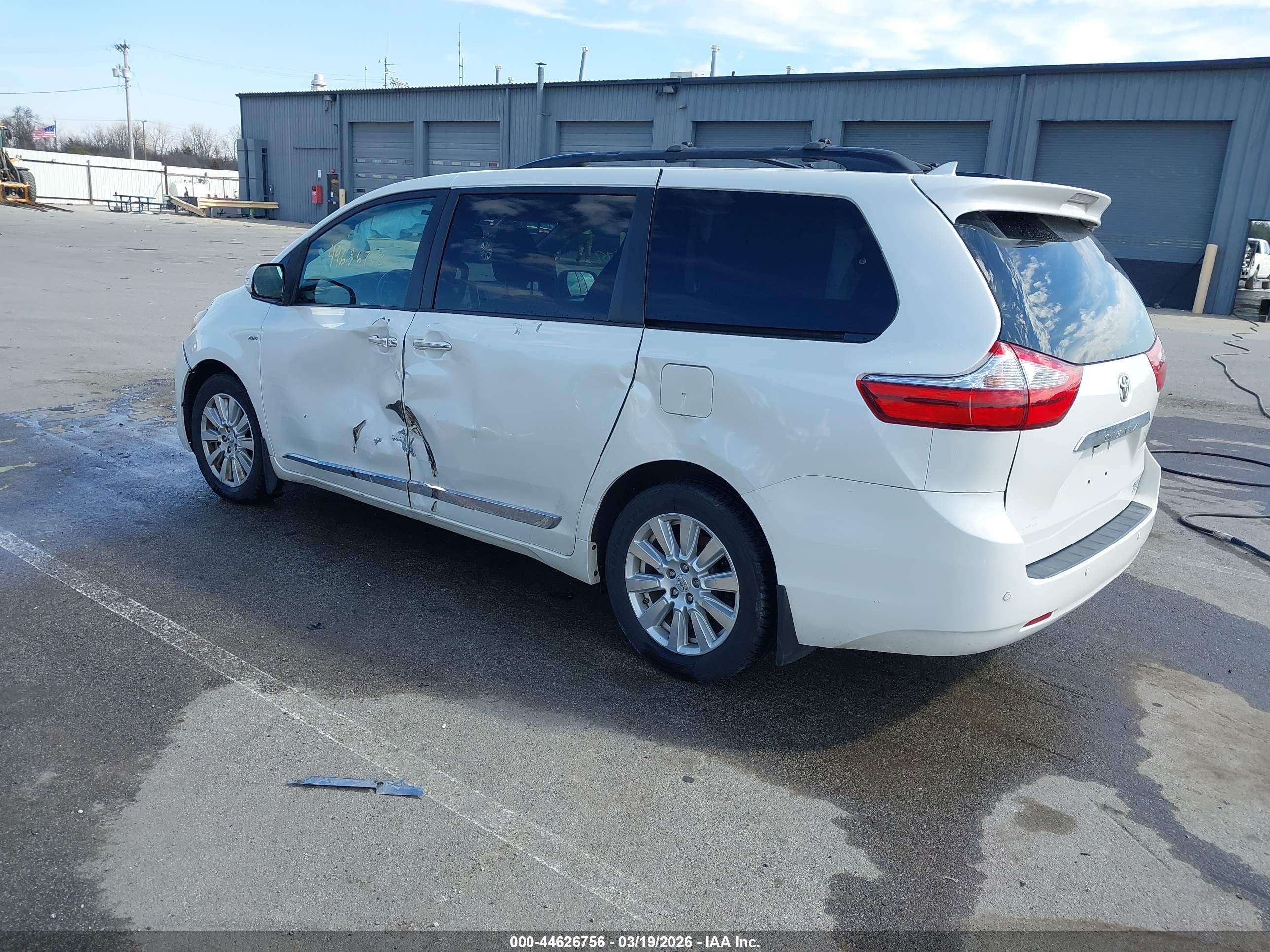 TOYOTA SIENNA image 3