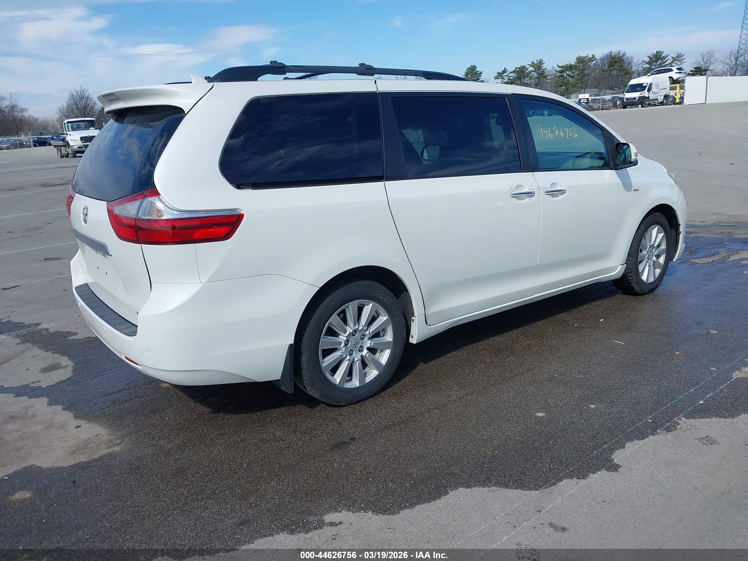 TOYOTA SIENNA image 4